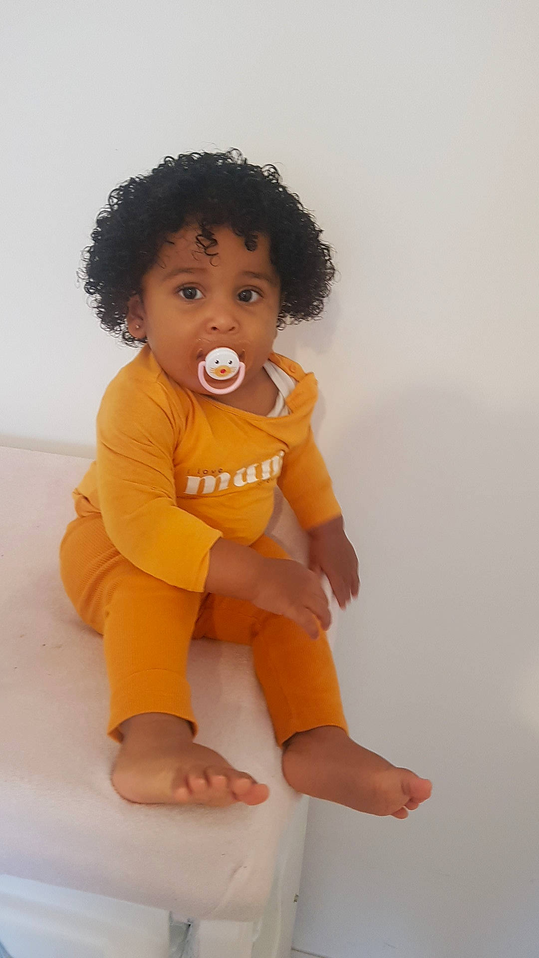Ylona a rejoint le concours — aidez-le/la à gagner de superbes lots ! afro, baby_toddler_clothing, cheek, child, doll, eyelash, foot, gesture, happy, human_leg, joint, lip, nail, nose, person, skin, sleeve, thigh, thumb, toy
