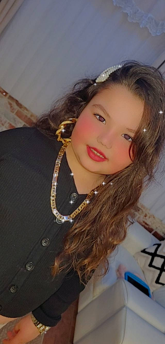 Célina participe au concours pour gagner de l'argent avec cette photo : black_hair, cheek, chin, eyebrow, eyelash, fashion_design, flash_photography, forehead, fun, hair, happy, layered_hair, lip, lipstick, long_hair, neck, nose, person, skin, smile