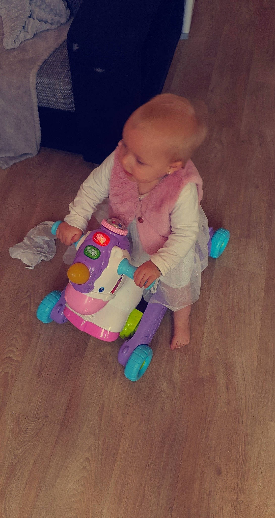 Louane a rejoint le concours — aidez-le/la à gagner de superbes lots ! baby, baby_toys, child, floor, flooring, person, play, skin, stuffed_toy, toddler, toy