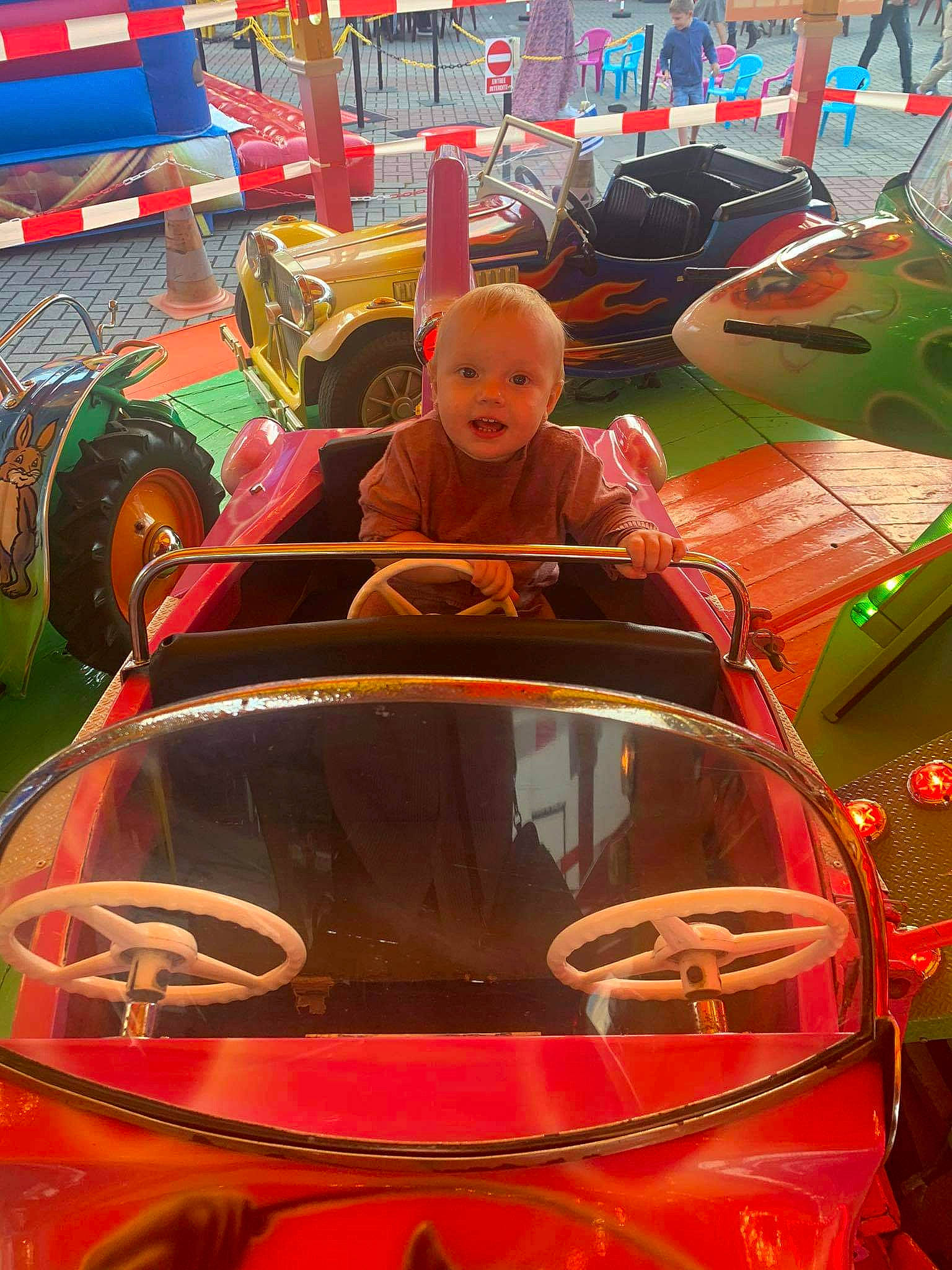 Louane a rejoint le concours — aidez-le/la à gagner de superbes lots ! amusement_park, amusement_ride, automotive_exterior, car, custom_car, fun, motor_vehicle, person, recreation, vehicle