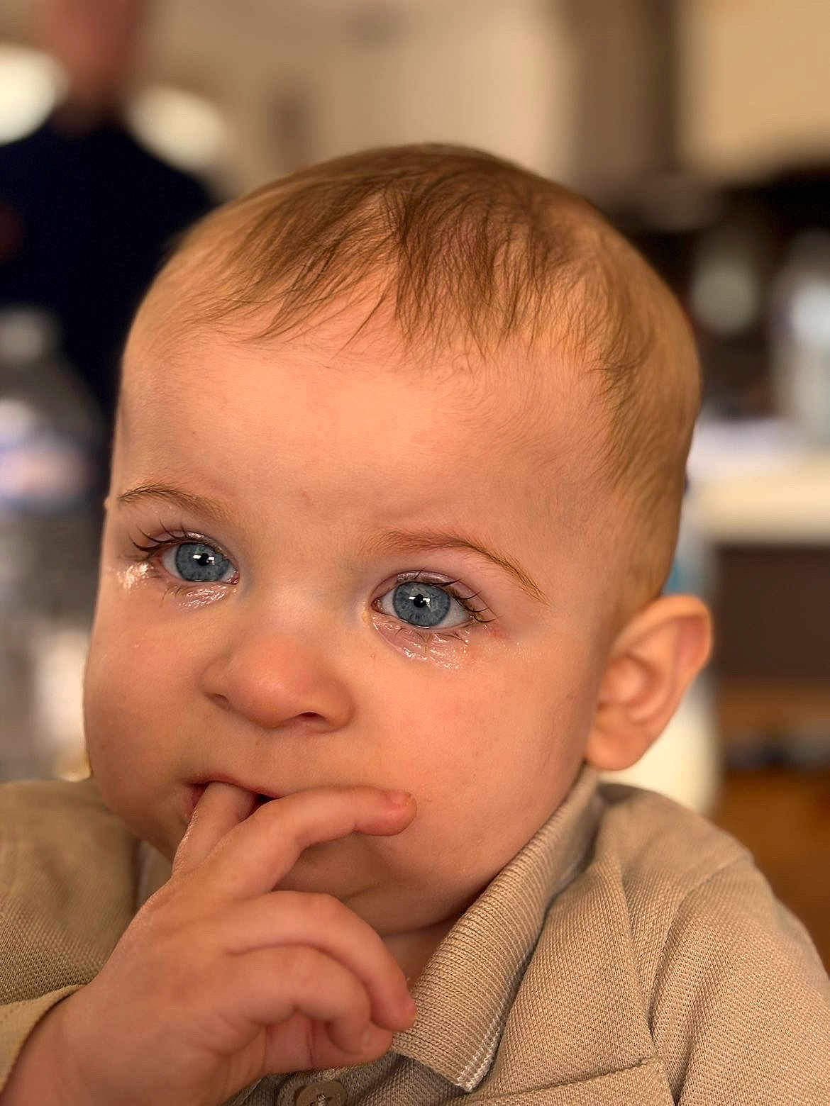 Lucas participe au concours pour gagner de l'argent avec cette photo : baby, infant, child, face, blue_eyes, tears, closeup, portrait, hand, finger_in_mouth, thoughtful, sad, eyelashes, skin, hair, clothing, indoor, shallow_depth_of_field, warm_tones, expression