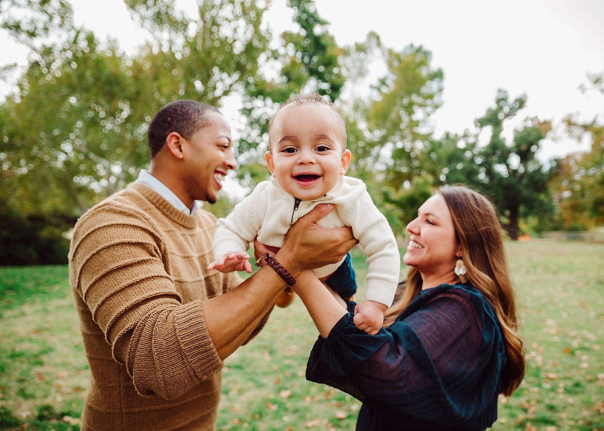 Khai is registered to the contest to win money with this photo: arm, baby, event, face, family_taking_photos_together, flash_photography, fun, gesture, grass, hand, happy, joy, leisure, people, people_in_nature, person, plant, shirt, sky, smile