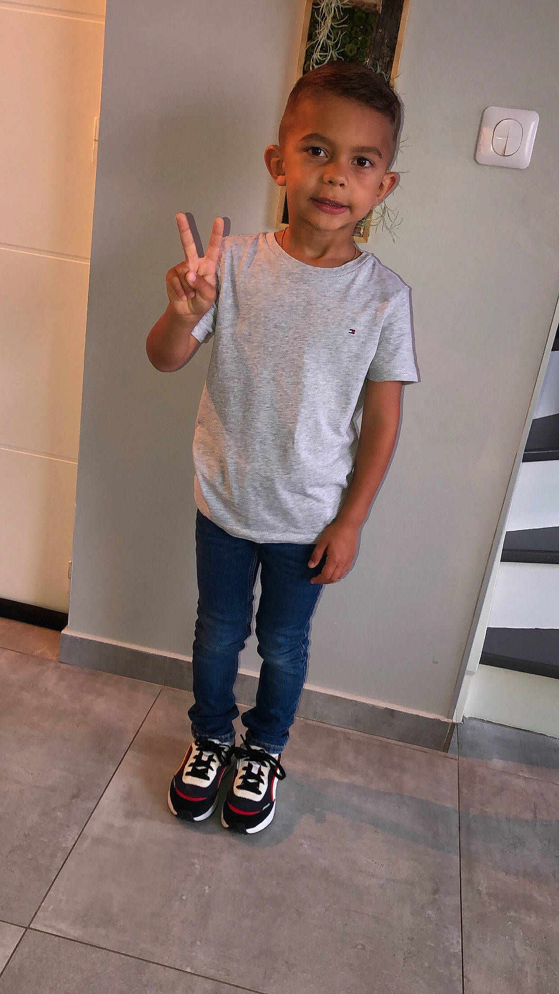 Isaac a rejoint le concours — aidez-le/la à gagner de superbes lots ! cool, denim, dress_shirt, elbow, electric_blue, fashion_design, gesture, human_leg, joint, knee, leg, neck, person, shoulder, sleeve, sportswear, street_fashion, t_shirt, thigh, trunk