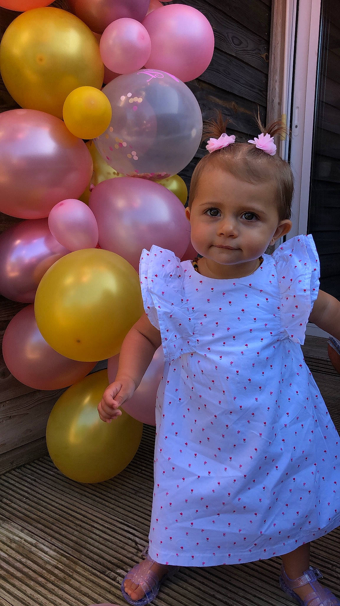 Roxane a rejoint le concours — aidez-le/la à gagner de superbes lots ! baby, baby_toddler_clothing, balloon, dress, facial_expression, fun, hand, happy, head, human_body, leisure, light, magenta, organ, person, photograph, pink, purple, toddler, white