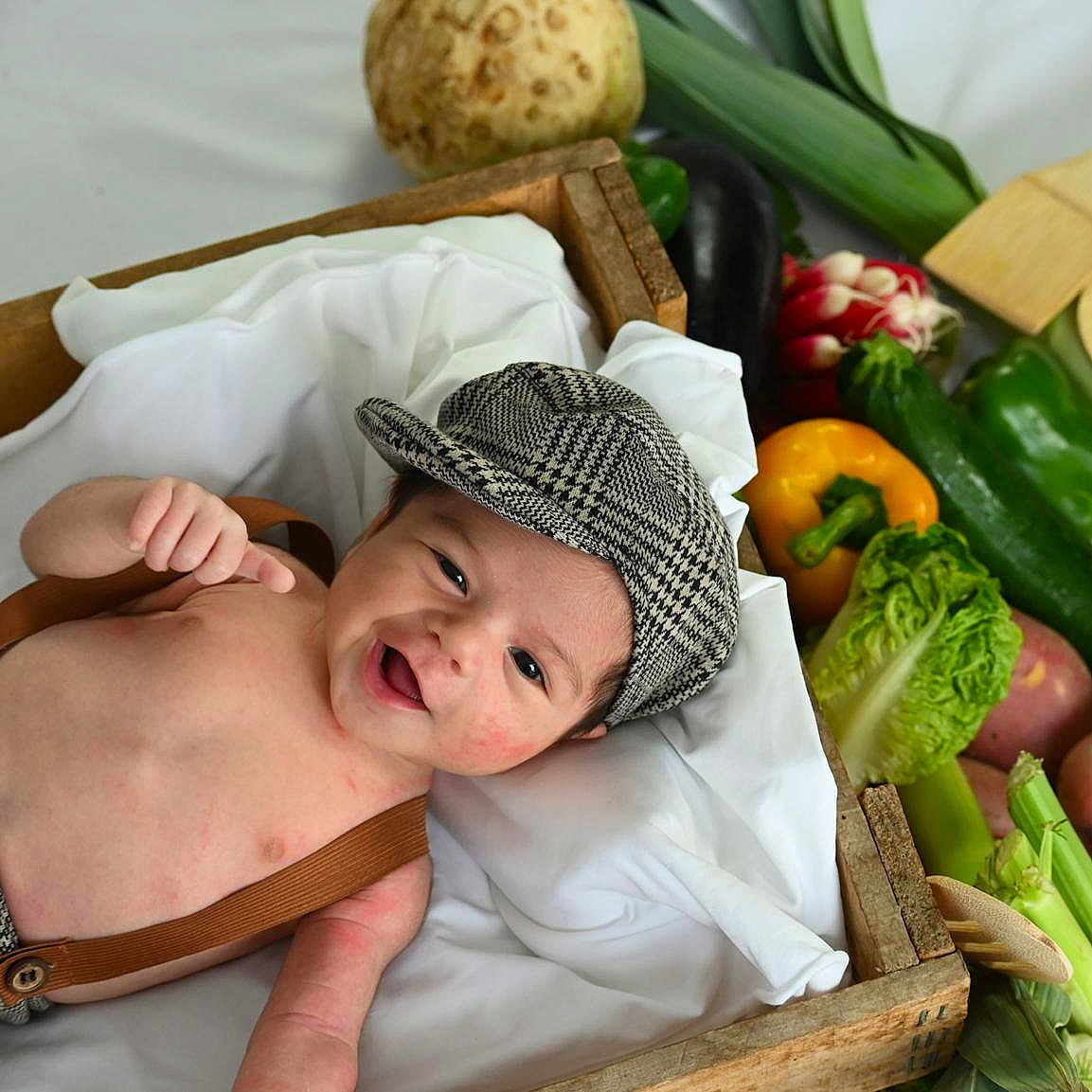Metéo participe au concours pour gagner de l'argent avec cette photo : baby, baseballcap, basket, cap, clothing, crib, cutlery, face, food, furniture, hat, head, infantbed, person, photography, plant, portrait, produce, spoon, squash