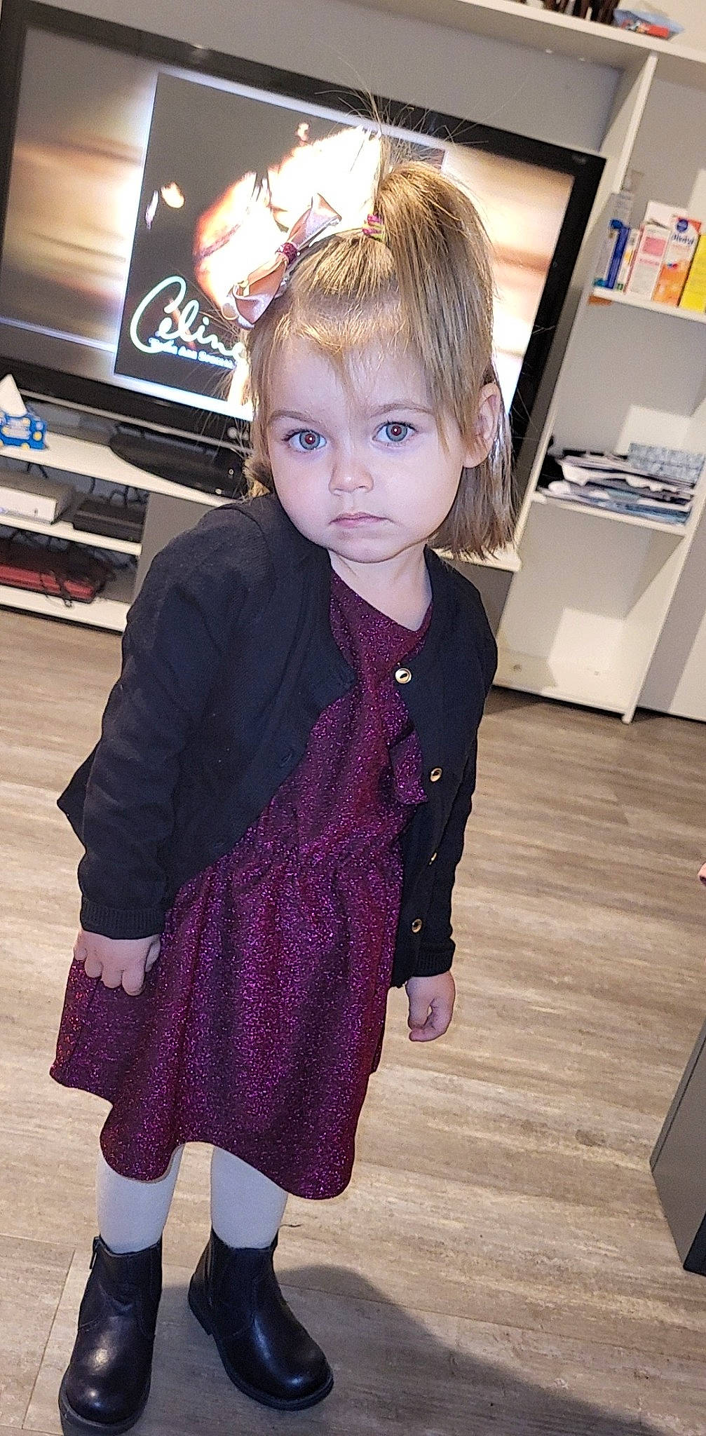 Mia participe au concours pour gagner de l'argent avec cette photo : baby_toddler_clothing, brown_hair, child, event, fashion_design, flooring, formal_wear, fun, hairstyle, iris, magenta, pattern, person, pink, plaid, purple, sleeve, standing, tartan, television