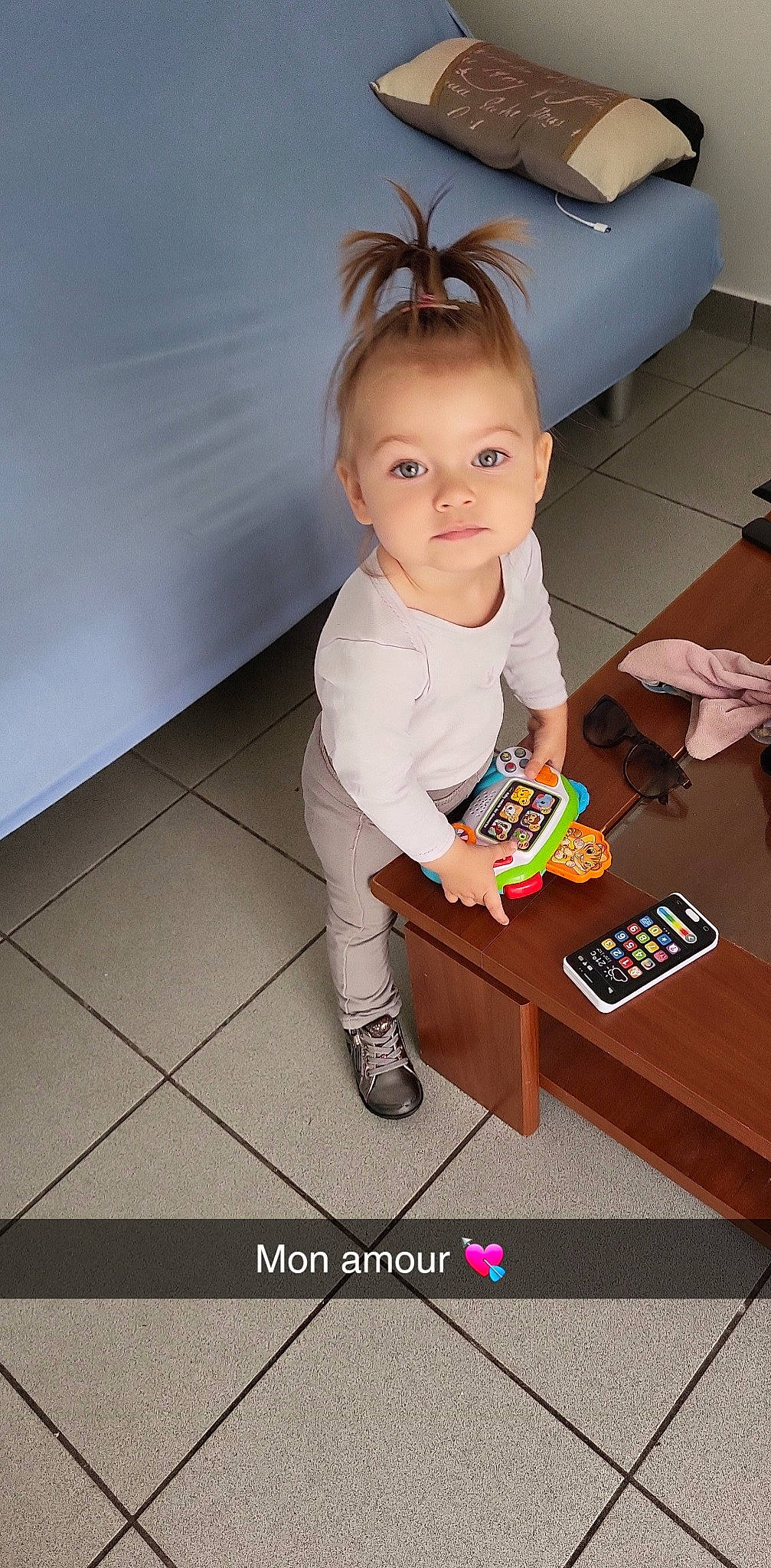 Mia a rejoint le concours — aidez-le/la à gagner de superbes lots ! baby, box, chair, child, floor, flooring, font, fun, gadget, home_appliance, joint, kitchen_appliance, office_equipment, person, room, sandal, sitting, standing, t_shirt, table