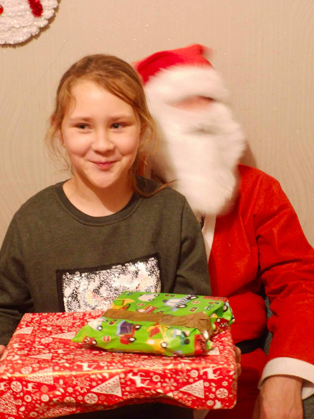 Eva a rejoint le concours — aidez-le/la à gagner de superbes lots ! christmas, christmas_decoration, christmas_ornament, event, fun, holiday, joy, lap, person, red, santa_claus, smile, textile