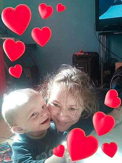 Eva a rejoint le concours — aidez-le/la à gagner de superbes lots ! carmine, cheek, child, display_device, event, facial_expression, happy, heart, holiday, interaction, joy, lip, love, nose, organ, people, person, red, television, television_accessory