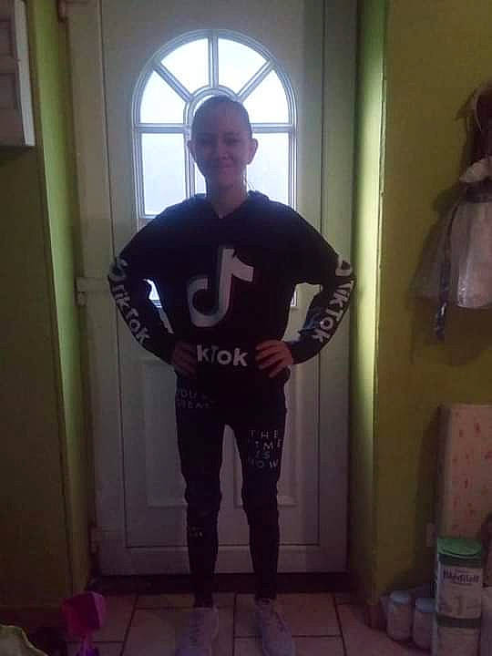 Eva a rejoint le concours — aidez-le/la à gagner de superbes lots ! active_pants, active_shirt, boot, cool, daylighting, fixture, floor, flooring, joy, long_sleeved_t_shirt, person, shoulder, sleeve, snapshot, standing, tights, waist