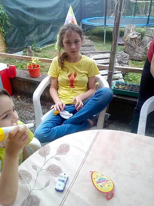 Eva a rejoint le concours — aidez-le/la à gagner de superbes lots ! backyard, baked_goods, chair, child, child_art, flowerpot, furniture, hand, houseplant, mobile_phone, nail, outdoor_furniture, outdoor_table, person, plate, play, sharing, toddler, water_bottle, yard