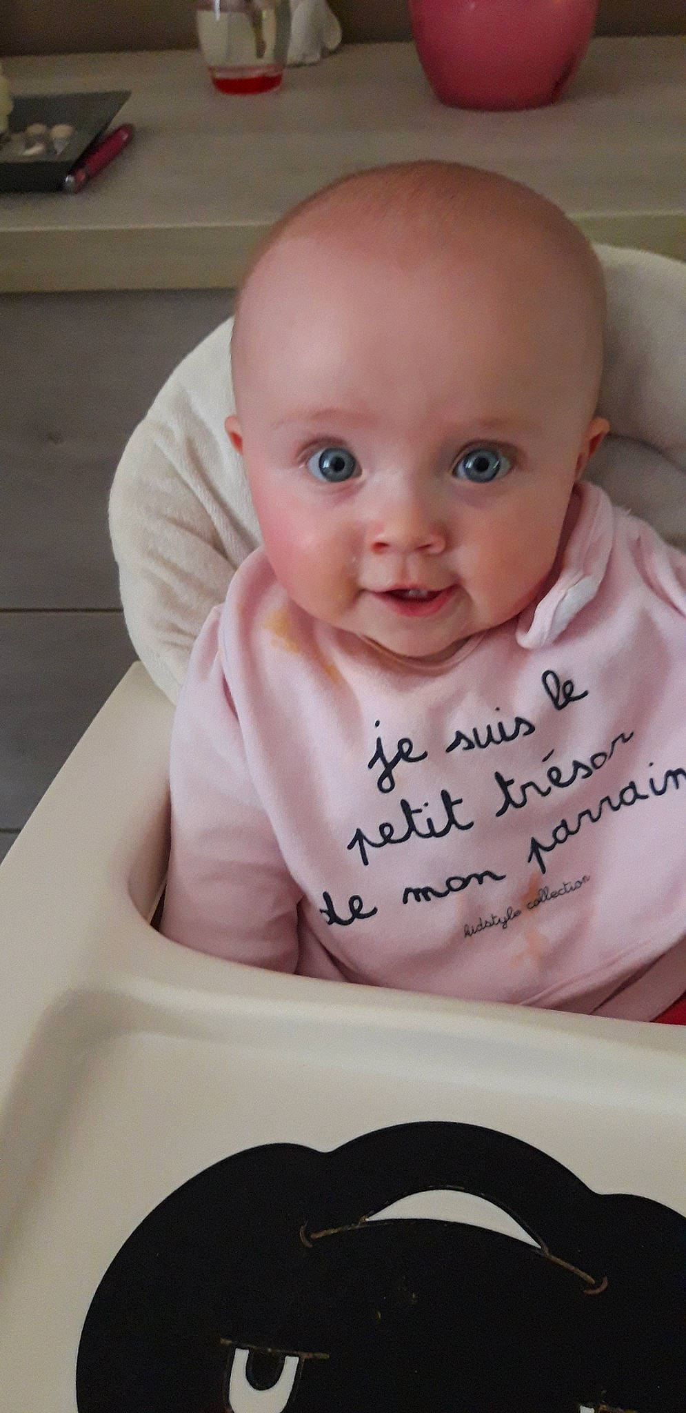 Laurine participe au concours pour gagner de l'argent avec cette photo : baby, baby_products, baby_toddler_clothing, cheek, child, face, forehead, head, lip, person, product, skin, smile, toddler, tummy_time