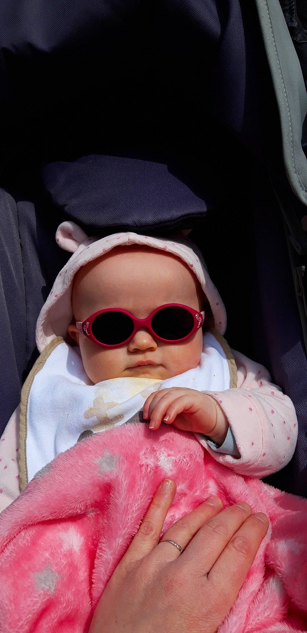 Laurine participe au concours pour gagner de l'argent avec cette photo : baby, child, cool, eyewear, glasses, headwear, lip, mouth, person, pink, smile, sunglasses, vision_care