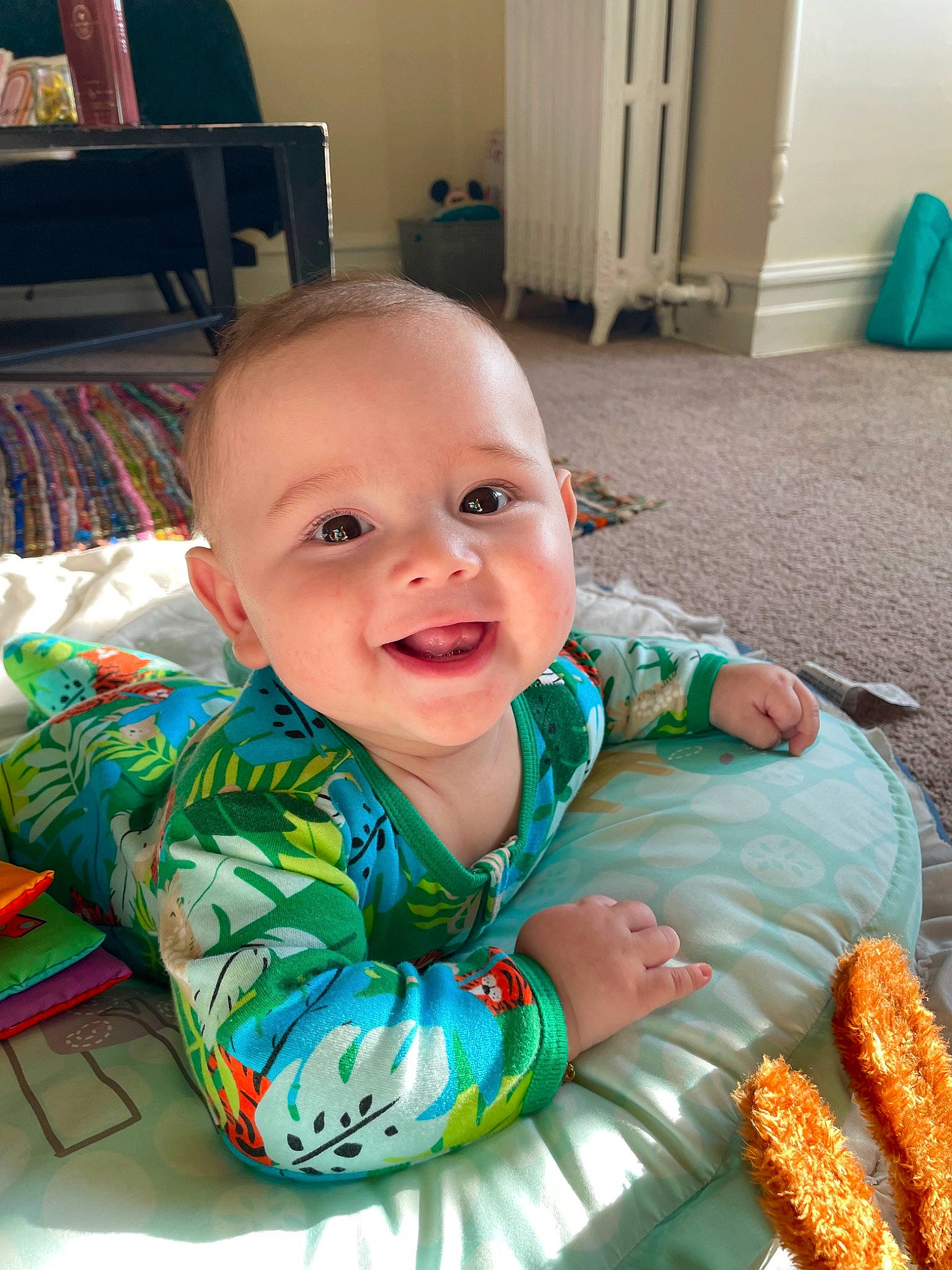 Kai is registered to the contest to win money with this photo: baby, baby_toddler_clothing, blue, breakfast_sausage, corn, corn_on_the_cob, debrecener, eye, flooring, green, happy, head, hot_dog, iris, kielbasa, longaniza, person, skin, smile, sweet_corn