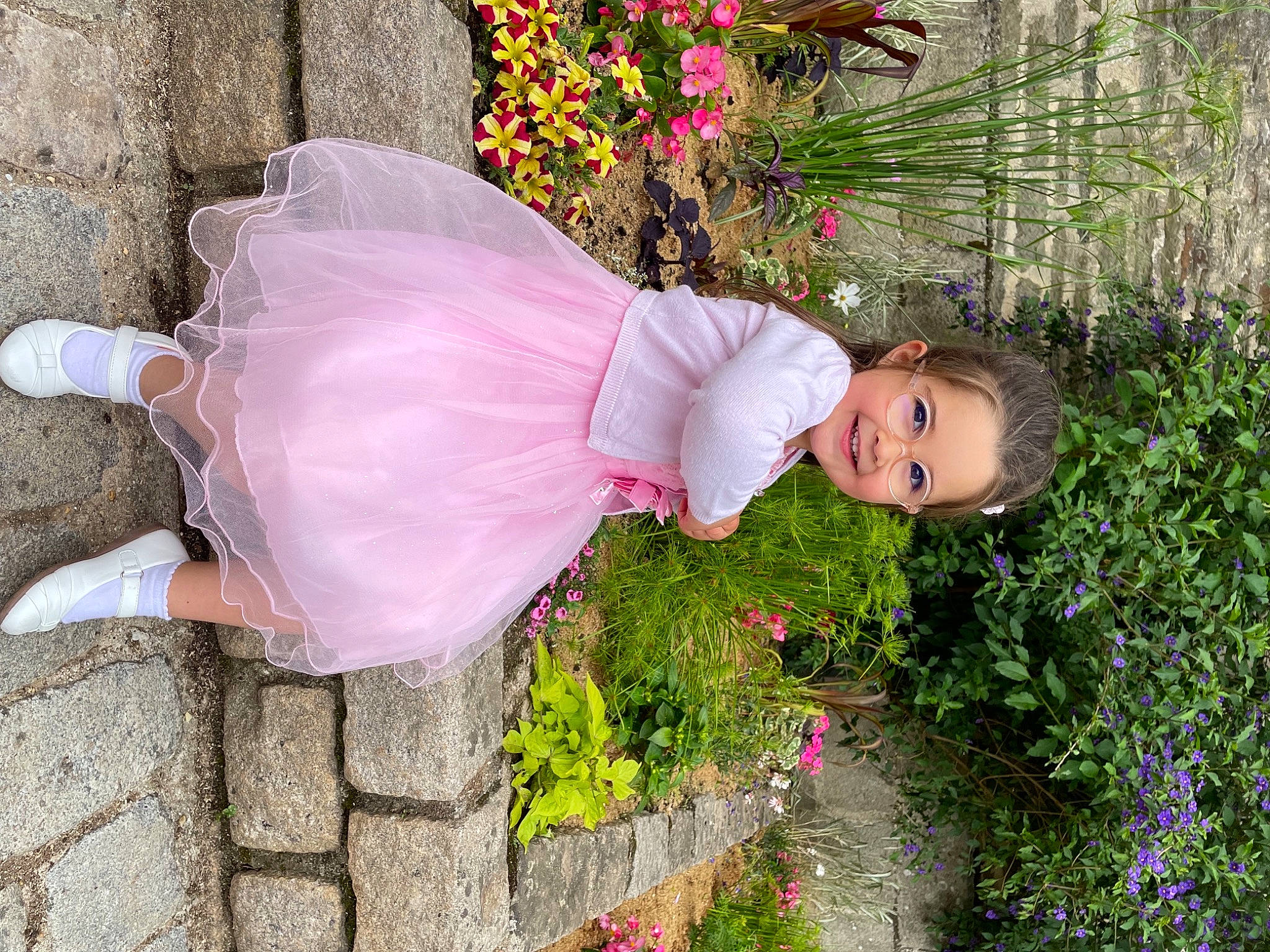 Elisa participe au concours pour gagner de l'argent avec cette photo : cut_flowers, day_dress, dress, event, fashion_accessory, flower, flower_arranging, formal_wear, garden, grass, groundcover, happy, joy, leisure, magenta, people_in_nature, person, petal, pink, plant