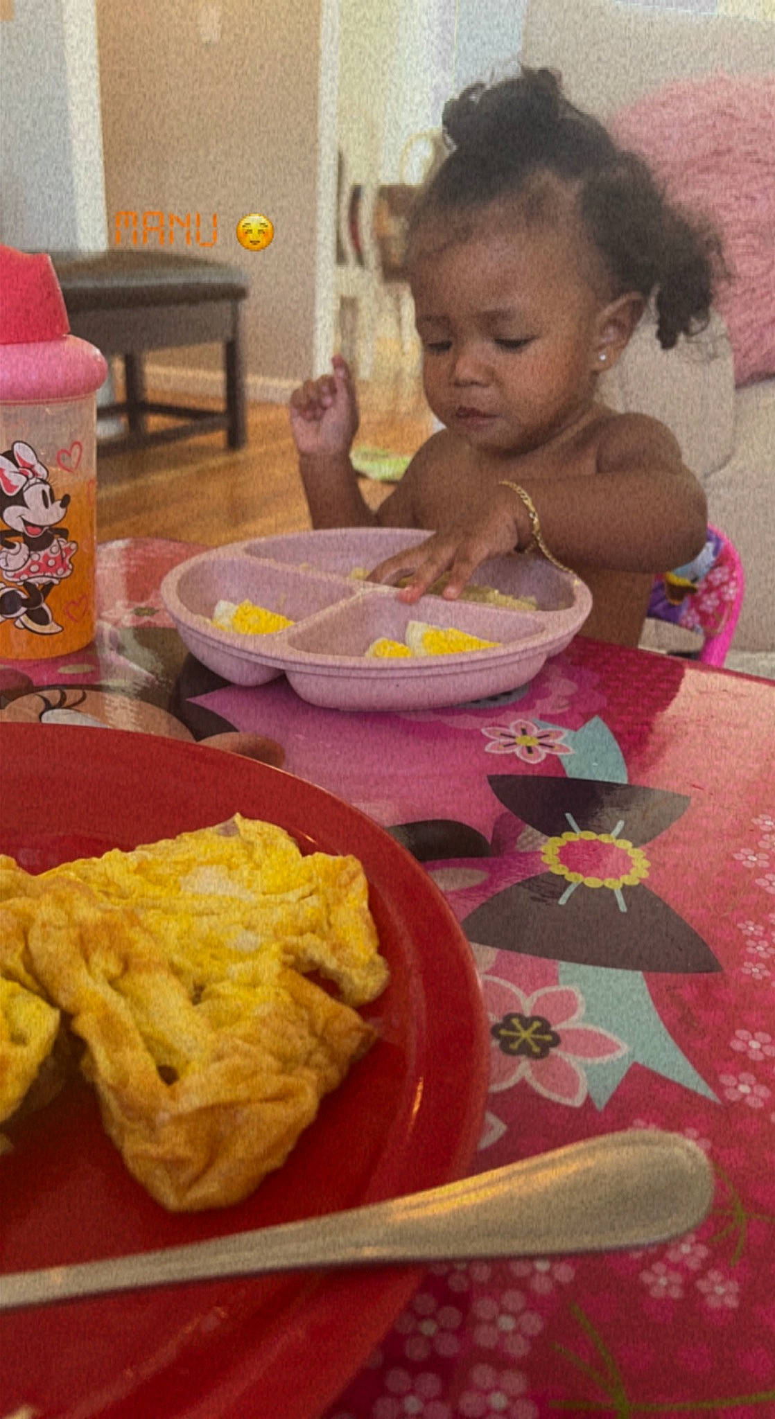 Adelyn is registered to the contest to win money with this photo: bowl, chair, comfort_food, cuisine, dish, dishware, food, food_craving, fried_food, ingredient, junk_food, person, plate, recipe, scrambled_eggs, sharing, spoon, sweetness, table, tableware