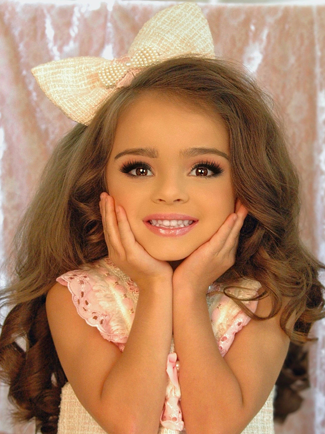 Ryver is registered to the contest to win money with this photo: beauty, chin, eyebrow, eyelash, facial_expression, fashion_design, flash_photography, gesture, hair, happy, hat, iris, joy, layered_hair, lip, long_hair, makeover, neck, person, skin