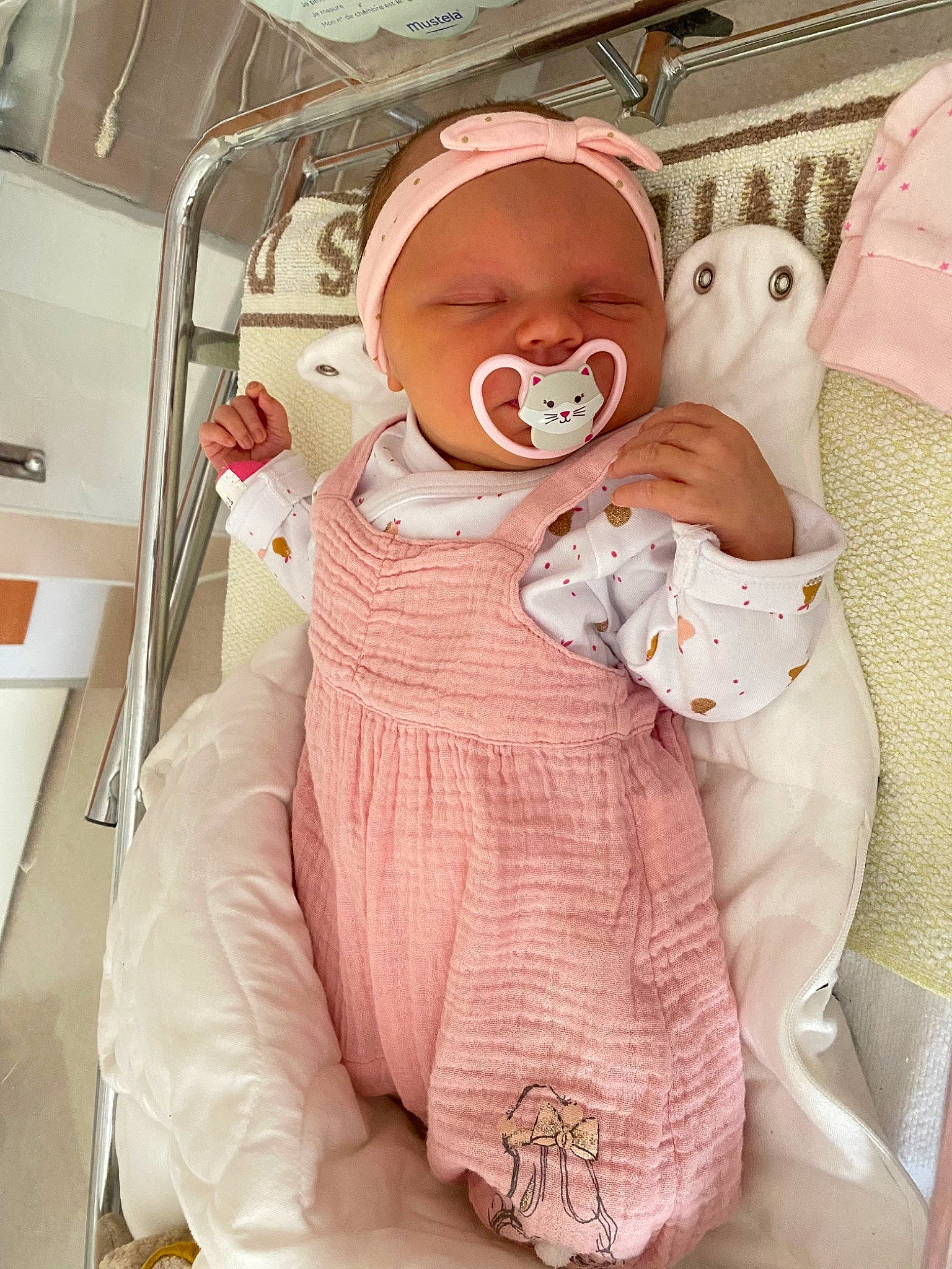 Lila a rejoint le concours — aidez-le/la à gagner de superbes lots ! baby, baby_products, baby_safety, baby_sleeping, baby_toddler_clothing, birth, cheek, child, comfort, eyewear, hat, health_care, hospital, linens, peach, person, pink, room, service, skin