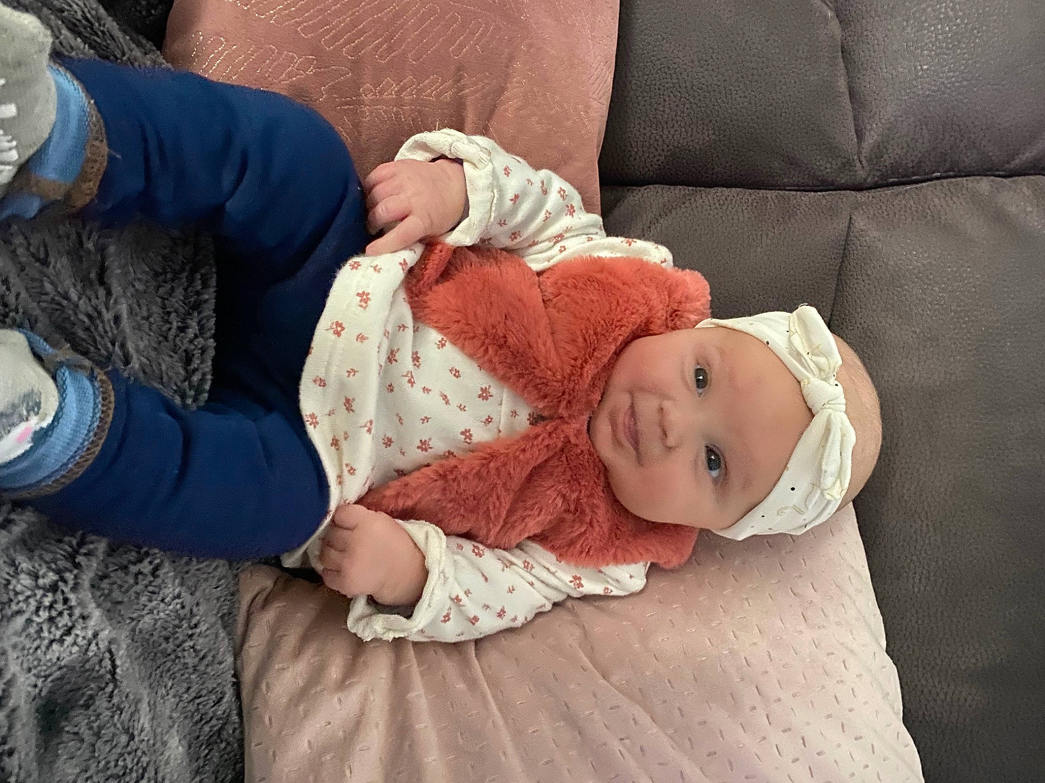 Lila a rejoint le concours — aidez-le/la à gagner de superbes lots ! arm, baby, baby_toddler_clothing, cheek, clothing, comfort, eye, finger, hand, head, headgear, headwear, human_body, joint, lap, leg, person, skin, sleeve, textile