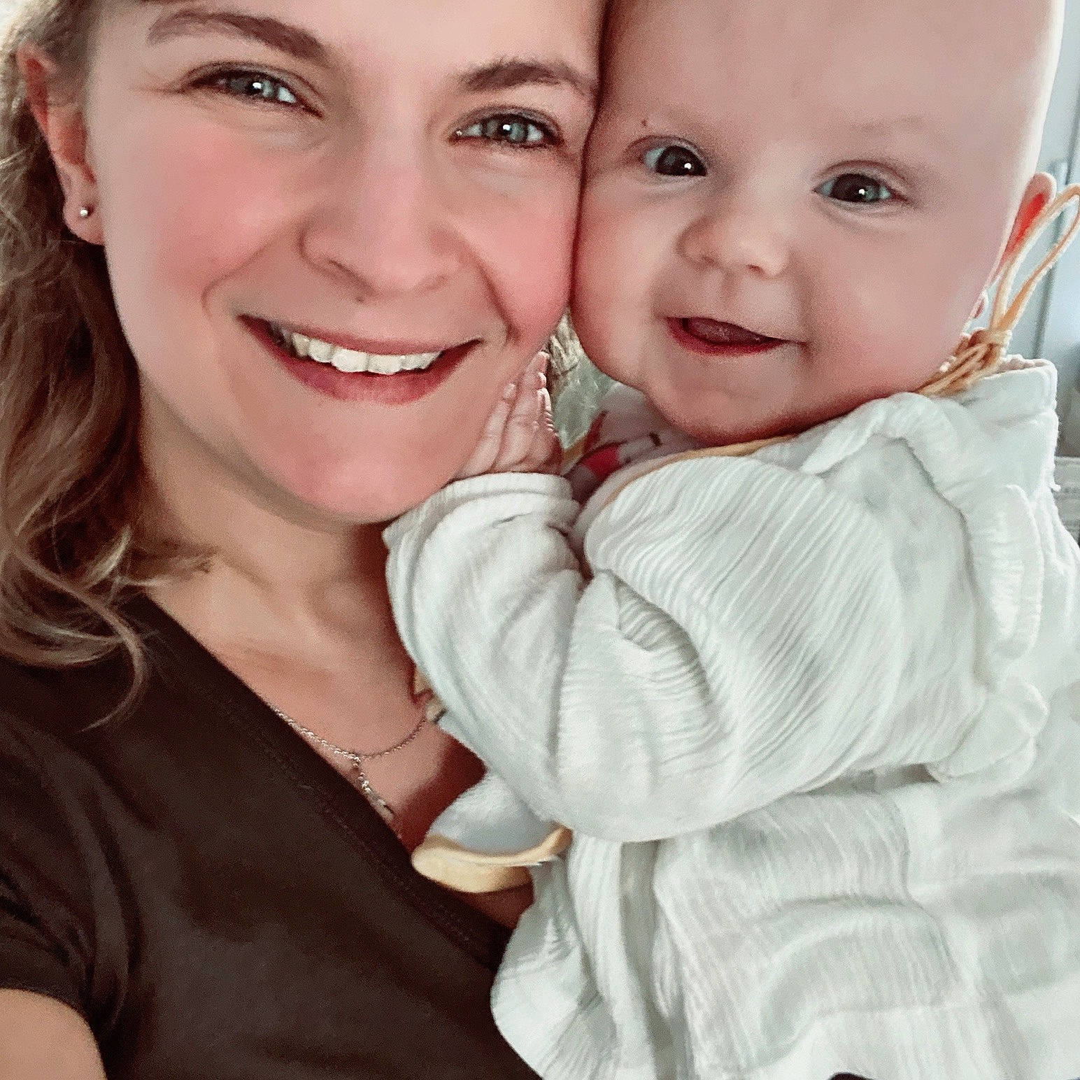 Lila participe au concours pour gagner de l'argent avec cette photo : arm, baby_toddler_clothing, cheek, chin, eye, eyebrow, face, fun, gesture, hair, happy, iris, joy, lip, nose, people_in_nature, person, photograph, skin, sleeve