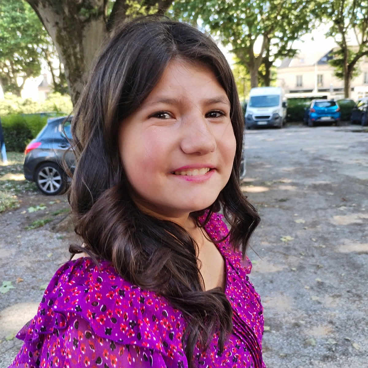 Emma participe au concours pour gagner de l'argent avec cette photo : car, casual, child, daytime, fashion, girl, happy, leaves, long_hair, nature, outdoor, parking_lot, person, portrait, purple_dress, smile, sunlight, tree, vehicle, young