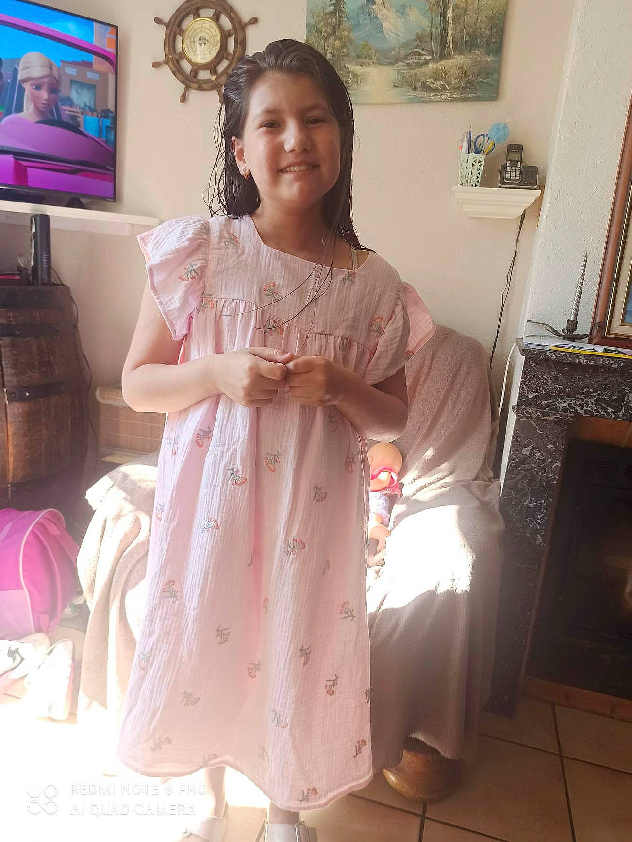 Emma a rejoint le concours — aidez-le/la à gagner de superbes lots ! bridal_accessory, chair, dress, embellishment, event, face, fashion_design, flooring, formal_wear, gown, happy, head, joy, long_hair, pattern, peach, person, picture_frame, room, sleeve