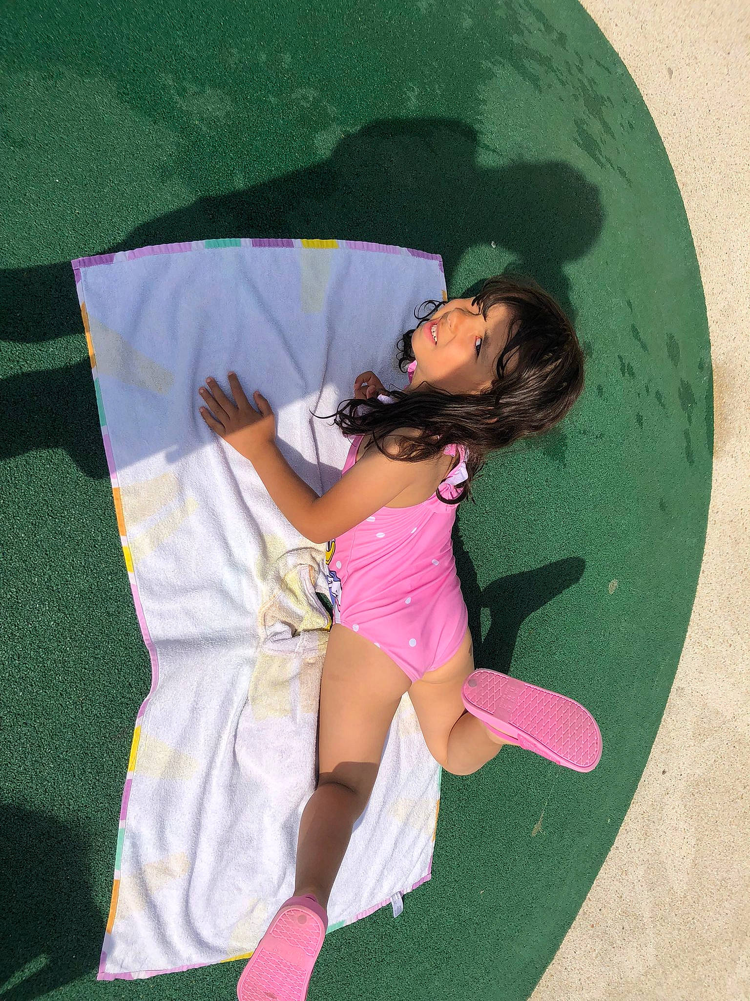 Yousra participe au concours pour gagner de l'argent avec cette photo : circle, comfort, fun, gesture, glove, grass, happy, high_heels, human_leg, knee, leisure, linens, magenta, pattern, person, pink, play, sandal, sleeve, sock