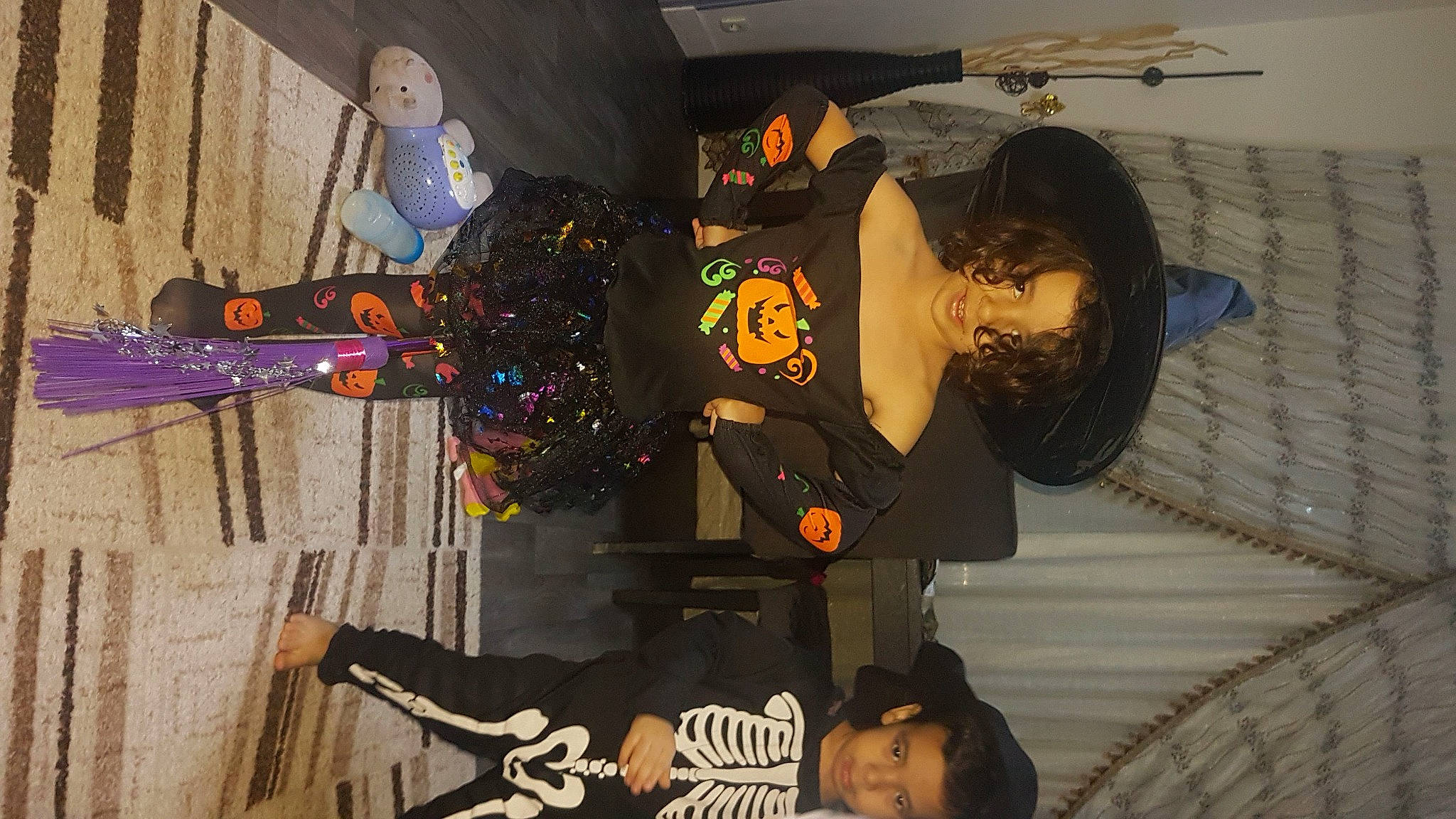 Yousra a rejoint le concours — aidez-le/la à gagner de superbes lots ! art, artist, black, design, event, fun, hat, person, room, t_shirt, visual_arts