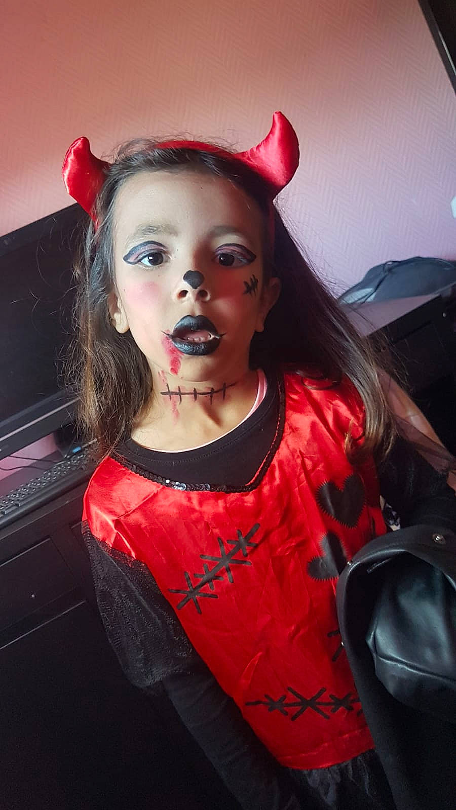 Yousra participe au concours pour gagner de l'argent avec cette photo : audio_equipment, black_hair, cool, dress, eyebrow, eyelash, eyewear, face, facial_expression, fashion_design, flash_photography, fun, happy, head, iris, lip, lipstick, long_hair, mouth, person