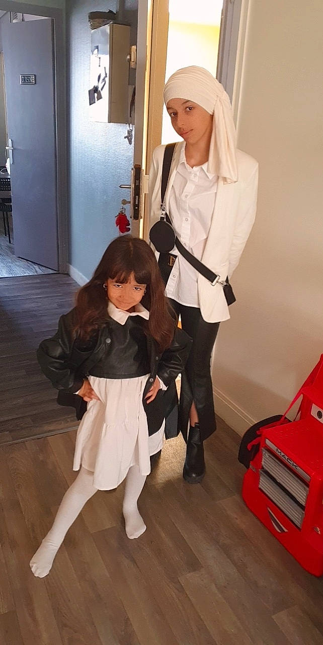 Yousra a rejoint le concours — aidez-le/la à gagner de superbes lots ! beauty, doll, eyewear, fashion, fashion_design, flooring, formal_wear, headwear, hime_cut, human_leg, leg, long_hair, outerwear, person, snapshot, standing, thigh, toy, waist, wheel