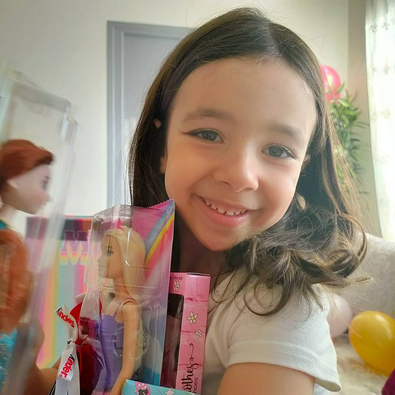Yousra a rejoint le concours — aidez-le/la à gagner de superbes lots ! balloon, beauty, child, chin, ear, eyebrow, eyelash, facial_expression, fun, hair, happy, head, iris, joy, leisure, long_hair, neck, person, plant, skin