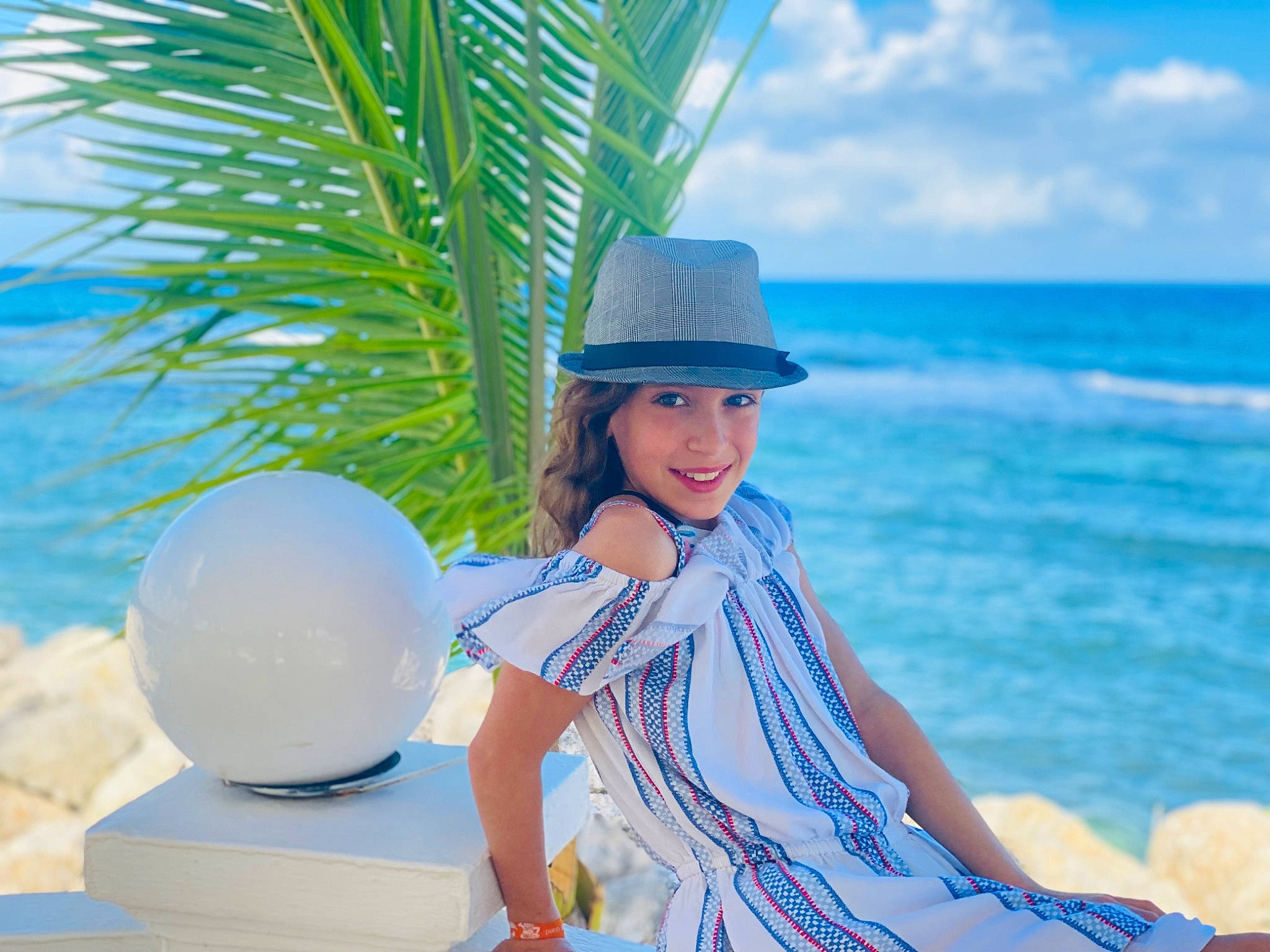 Rebecca a rejoint le concours — aidez-le/la à gagner de superbes lots ! aqua, arecales, azure, balloon, beach, blue, dress, electric_blue, fun, happy, hat, headwear, joy, leisure, people_in_nature, person, sky, smile, sun_hat, thigh