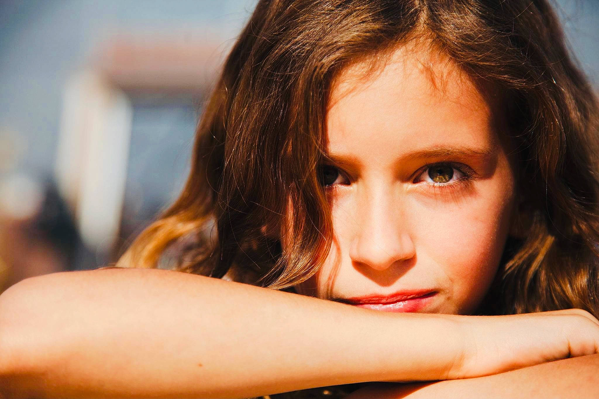 Rebecca participe au concours pour gagner de l'argent avec cette photo : arm, chin, dress, eye, eyebrow, eyelash, finger, flash_photography, gesture, hairstyle, hand, happy, human_body, lip, mouth, neck, nose, person, shoulder, skin