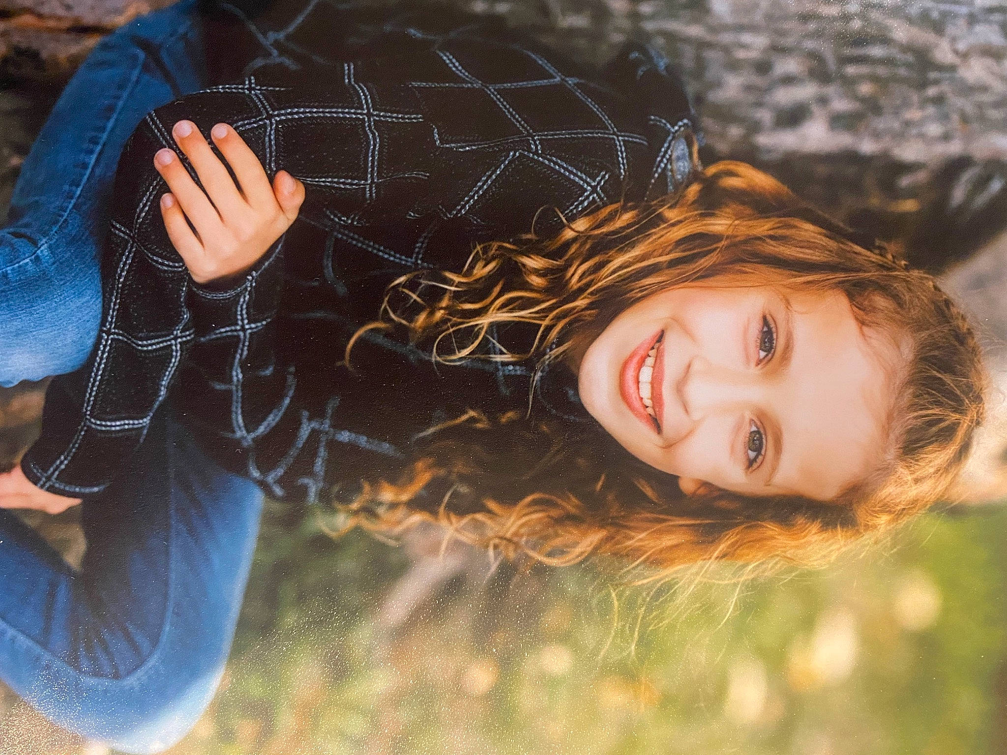 Rebecca a rejoint le concours — aidez-le/la à gagner de superbes lots ! black_hair, clothing, cool, eye, facial_expression, flash_photography, fun, grass, grass_family, happy, head, joy, leaf, leisure, lip, long_hair, people_in_nature, person, plant, smile