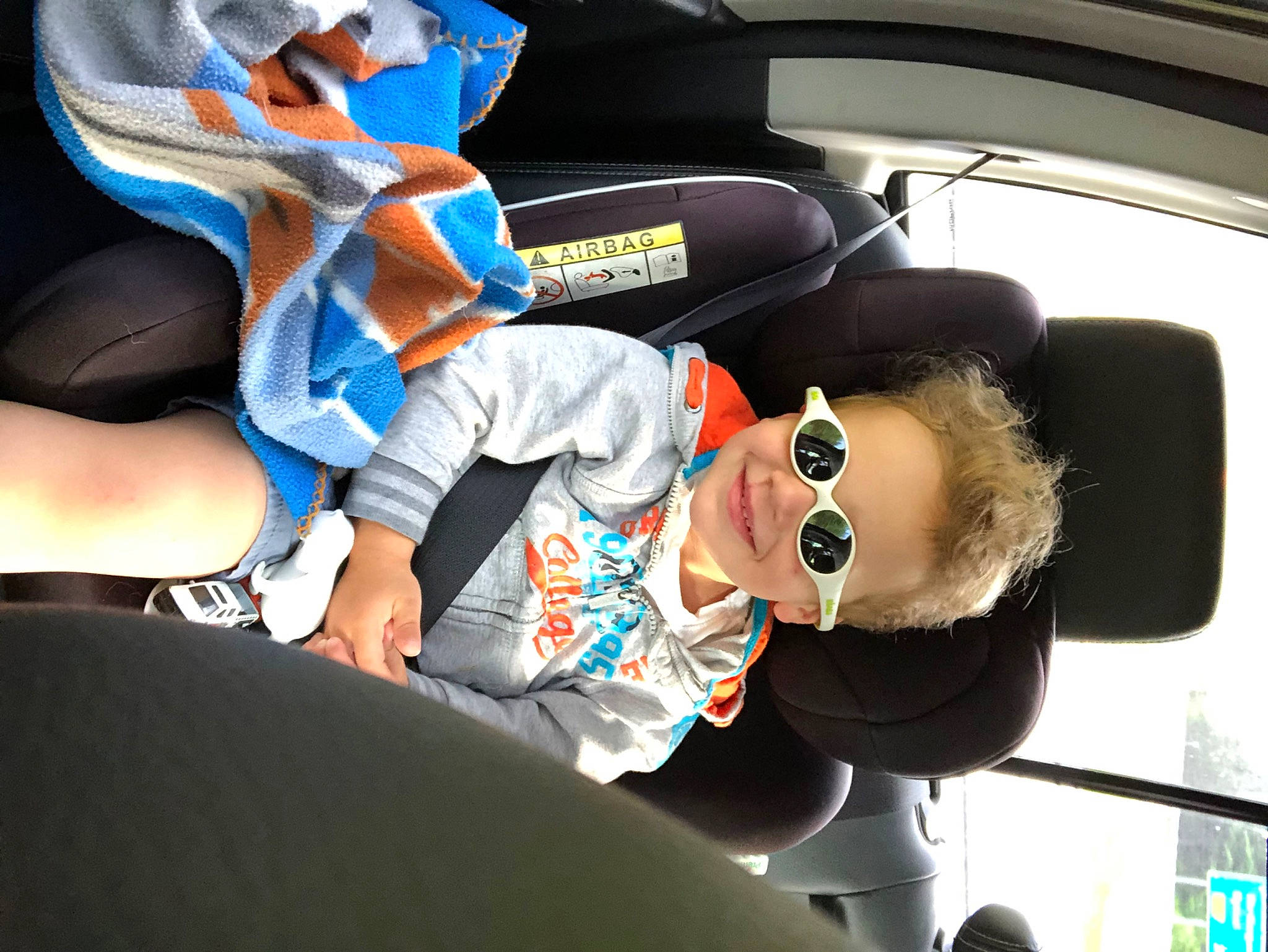 Marley participe au concours pour gagner de l'argent avec cette photo : auto_part, automotive_design, automotive_exterior, car, car_seat, car_seat_cover, comfort, electric_blue, eyewear, family_car, gesture, goggles, head_restraint, joy, motor_vehicle, person, personal_luxury_car, steering_part, steering_wheel, sunglasses