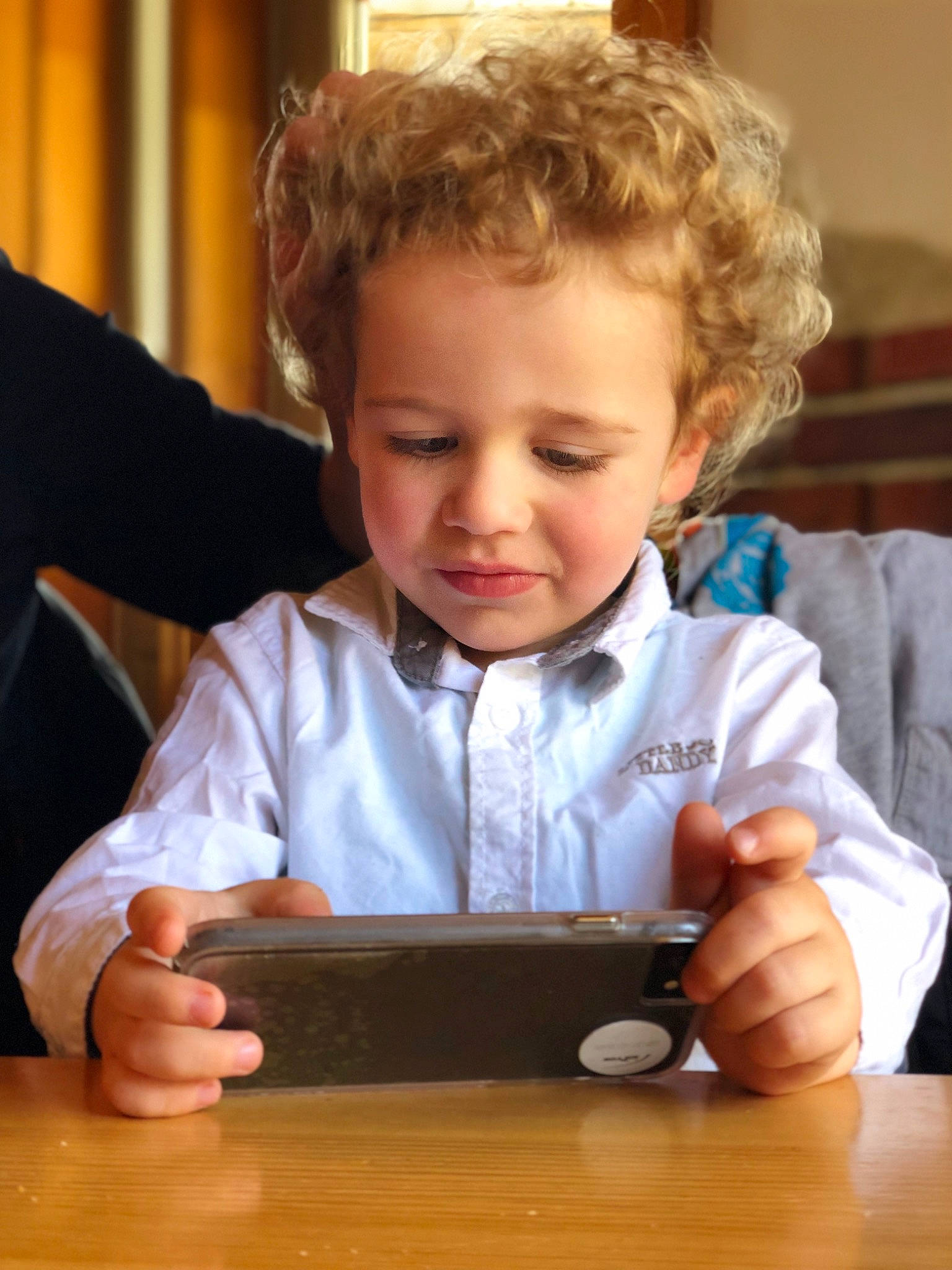 Marley participe au concours pour gagner de l'argent avec cette photo : cheek, child, communication_device, facial_expression, finger, fun, gadget, gesture, hairstyle, hand, happy, mobile_phone, nail, nose, organ, person, table, tablet_computer, thumb, toddler