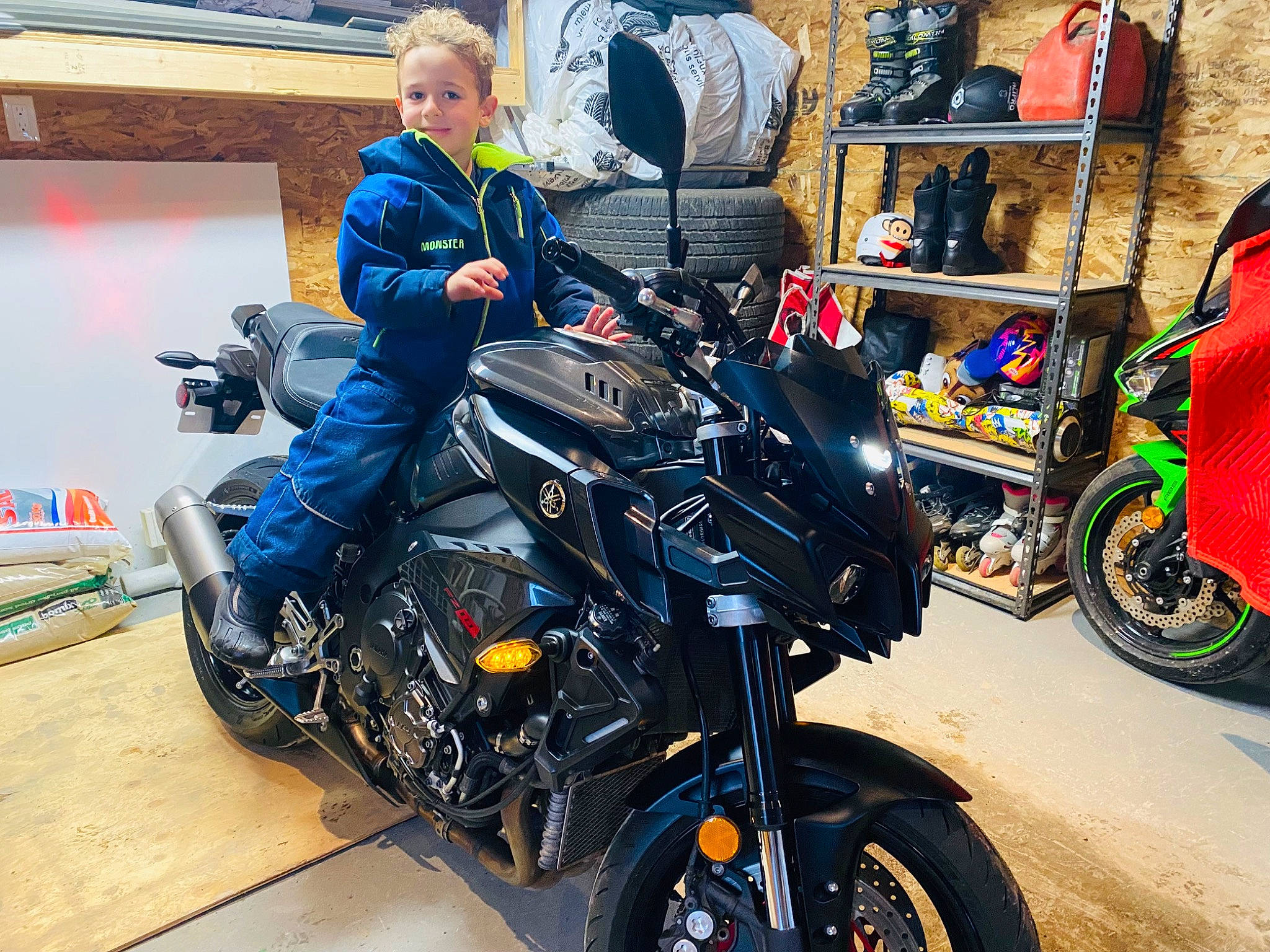 Marley a rejoint le concours — aidez-le/la à gagner de superbes lots ! automotive_design, automotive_exterior, automotive_lighting, automotive_tire, automotive_wheel_system, fender, fuel_tank, headlamp, motor_vehicle, motorcycle, motorcycle_accessories, motorcycle_fairing, motorcycling, person, personal_protective_equipment, rim, tire, tread, vehicle, vehicle_brake