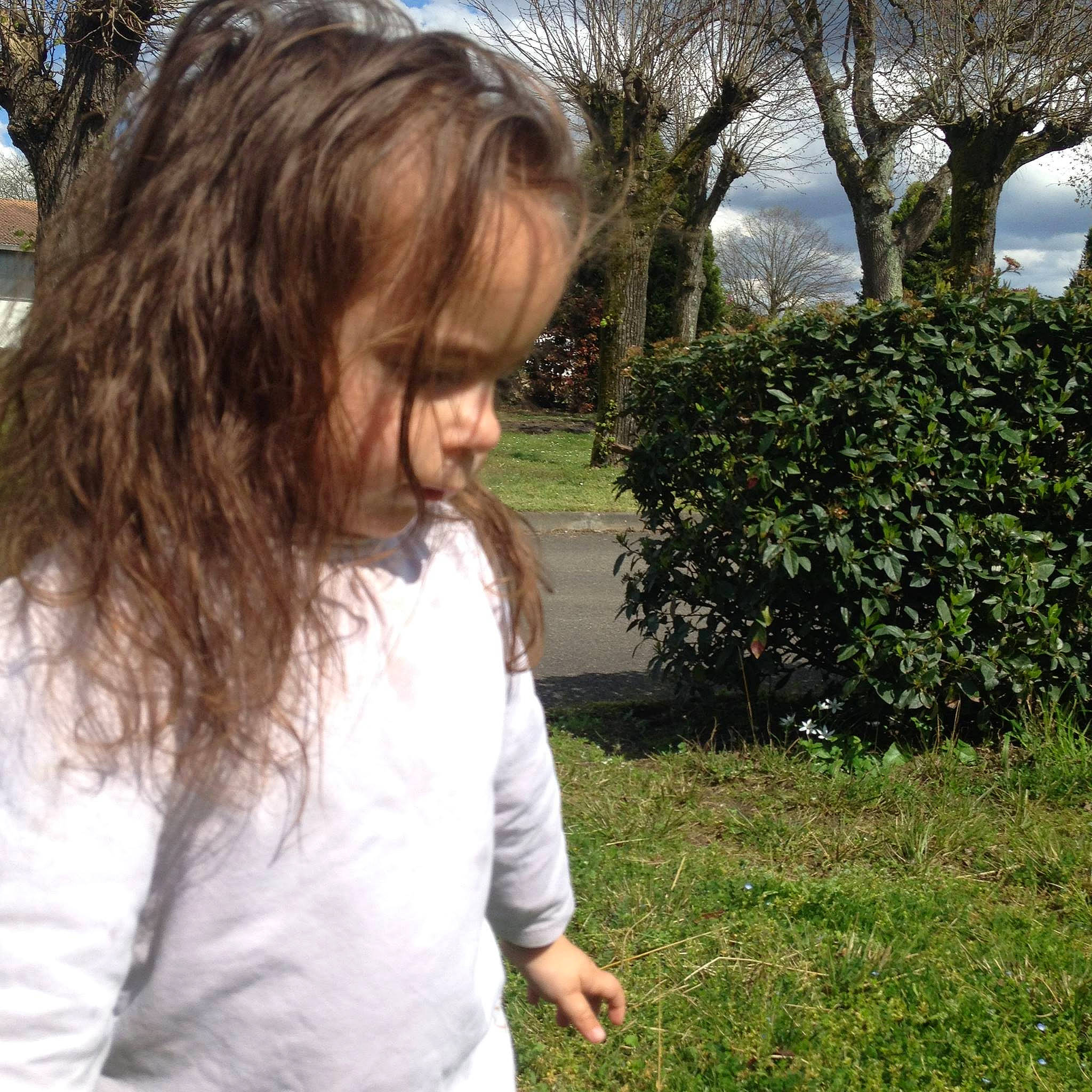 Dayana participe au concours pour gagner de l'argent avec cette photo : black_hair, blond, botany, brown_hair, fun, garden, grass, hair, hairstyle, happy, leaf, long_hair, person, plant, smile, spring, summer, tree, vacation