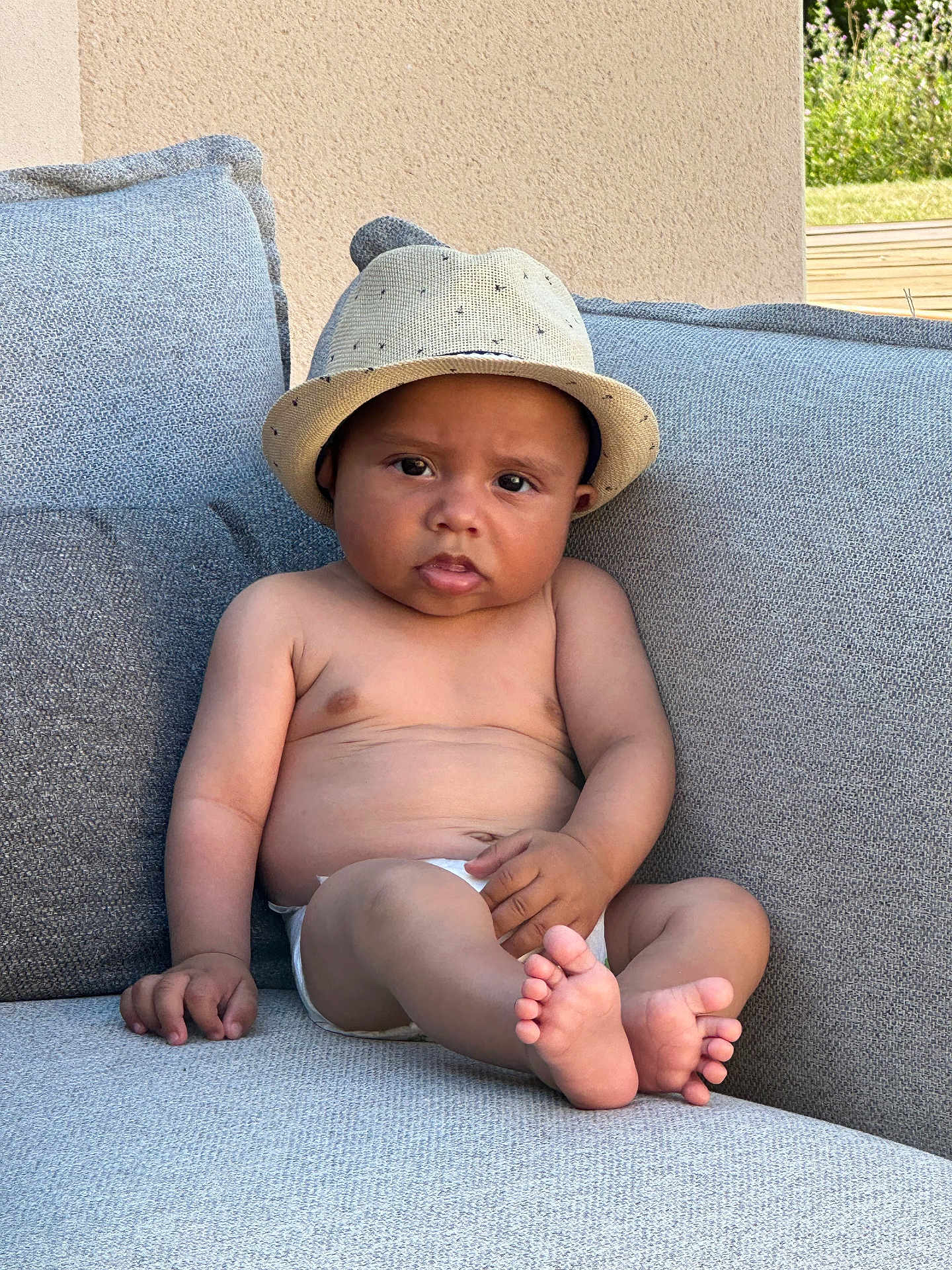 Izac participe au concours pour gagner de l'argent avec cette photo : baby, child, hat, diaper, couch, outdoor, relaxed, feet, toes, skin, expression, portrait, sitting, plush, comfort, cushion, person, infant, young, casual