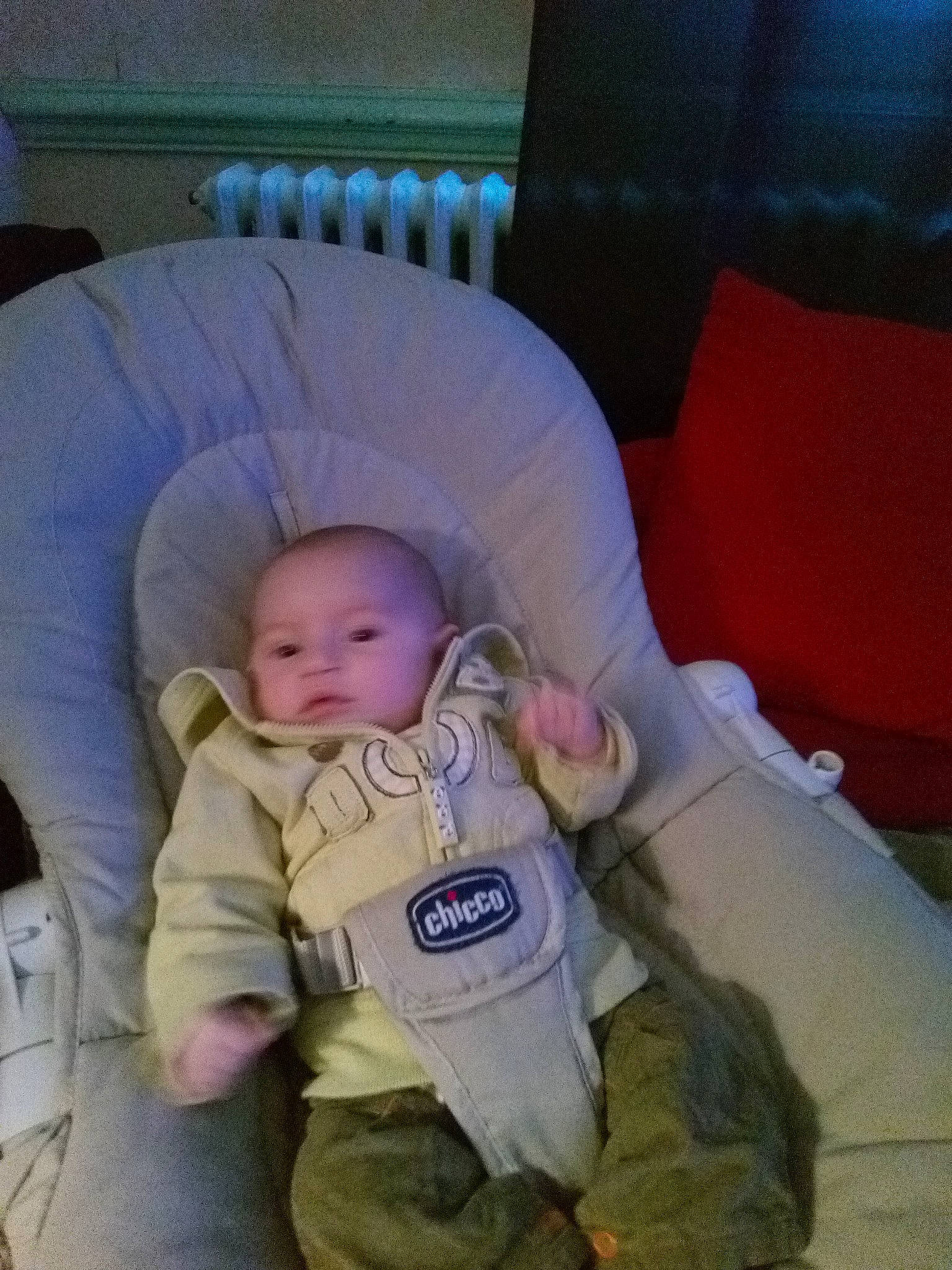 Noa participe au concours pour gagner de l'argent avec cette photo : baby, baby_carriage, baby_products, baby_safety, baby_sleeping, baby_toddler_clothing, bedtime, car_seat, cheek, child, comfort, couch, flooring, infant_bed, lap, linens, person, room, sitting, sleeve