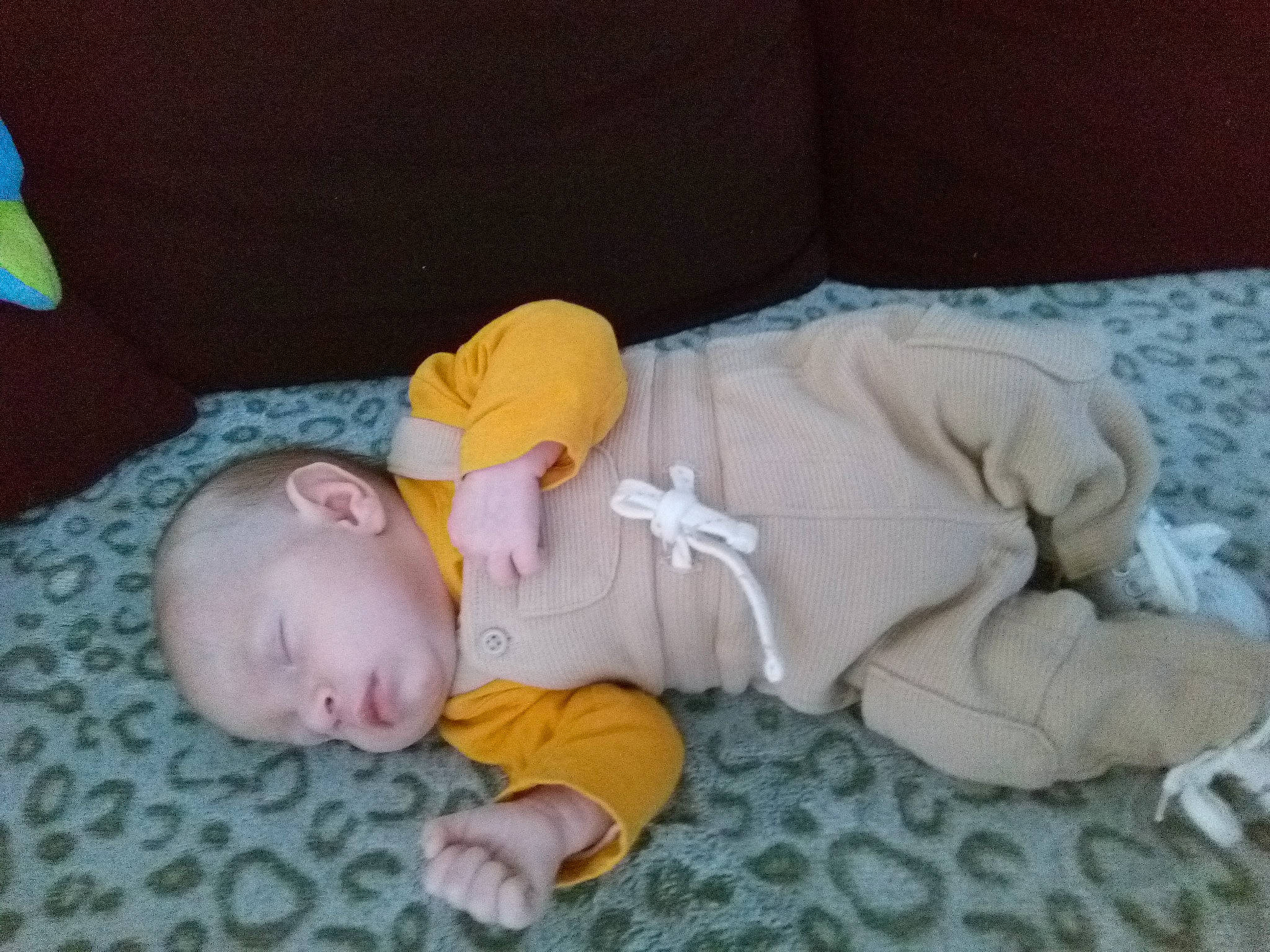 Noa participe au concours pour gagner de l'argent avec cette photo : baby, baby_products, baby_sleeping, baby_toddler_clothing, bedtime, cheek, child, comfort, face, flooring, grass, headgear, human_body, linens, nap, person, room, sitting, skin, sleep