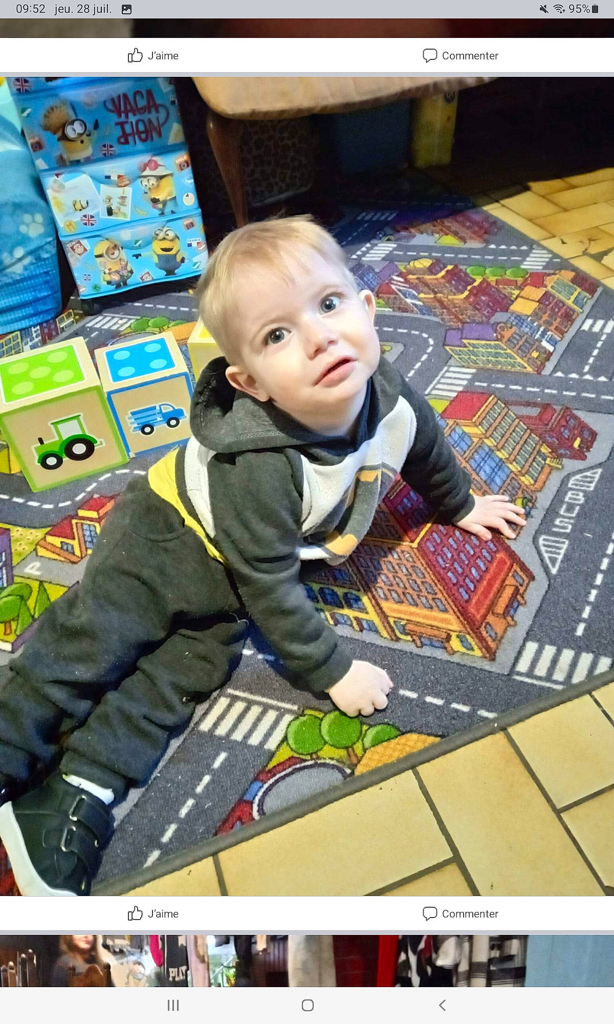 Christophe participe au concours pour gagner de l'argent avec cette photo : baby, baby_toddler_clothing, child, flooring, fun, games, leisure, pattern, person, photograph, photography, play, recreation, room, sharing, sitting, smile, snapshot, toddler, wood