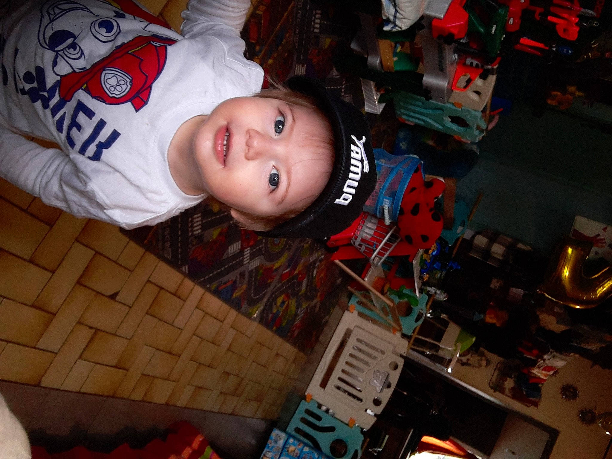 Christophe participe au concours pour gagner de l'argent avec cette photo : audio_equipment, box, child, circuit_component, computer_hardware, cool, electrical_wiring, electronic_engineering, electronic_instrument, event, fun, happy, headwear, machine, person, room, smile, snapshot, space, toddler