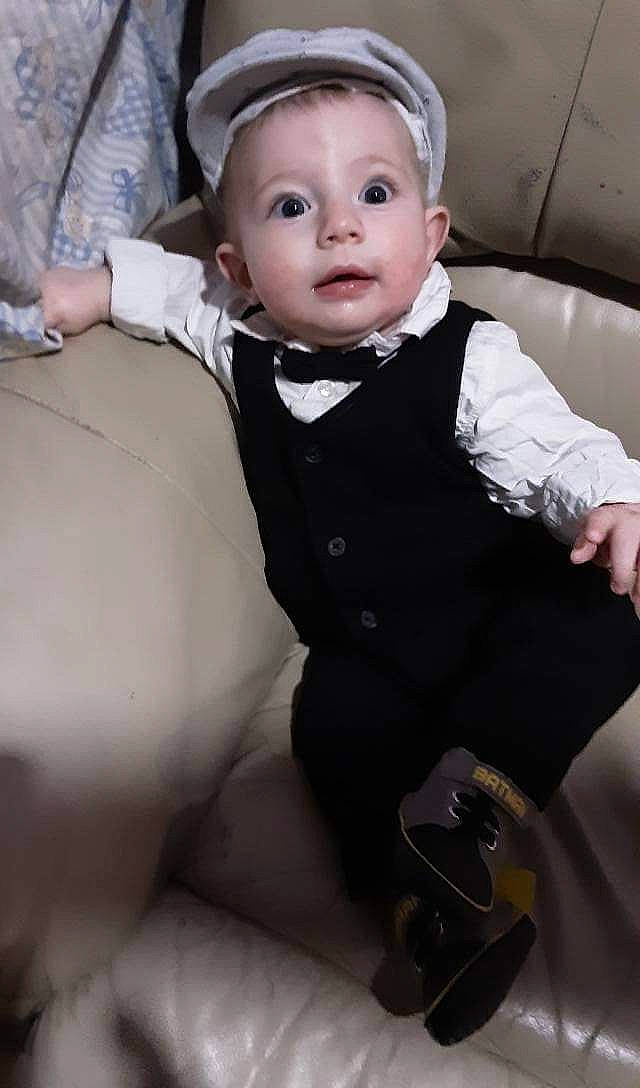 Christophe a rejoint le concours — aidez-le/la à gagner de superbes lots ! baby, baby_toddler_clothing, chair, child, collar, dress, eye, flash_photography, formal_wear, happy, hat, head, headgear, human_body, outerwear, person, skin, sleeve, suit, toddler