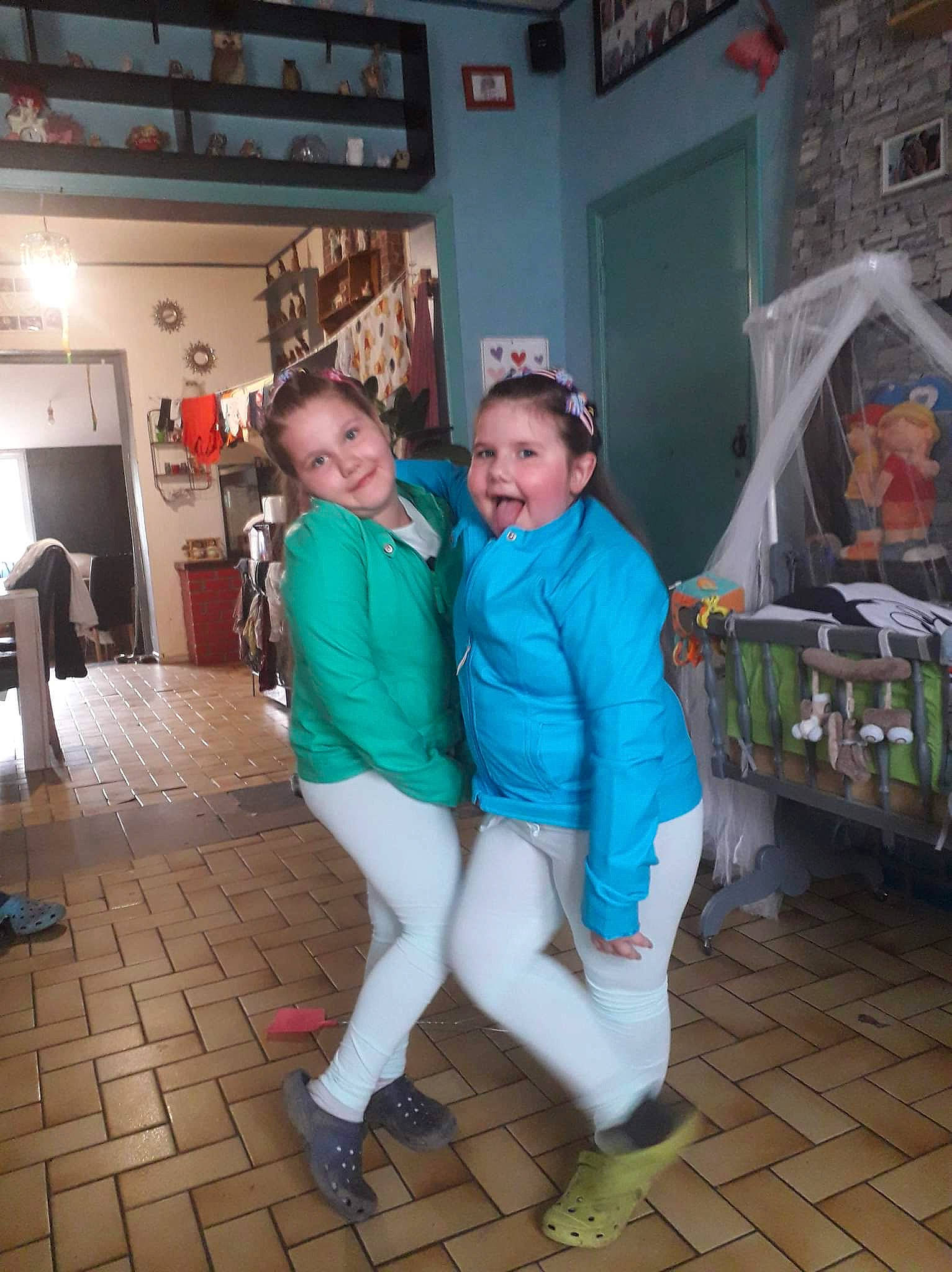 Anais participe au concours pour gagner de l'argent avec cette photo : child, costume, electric_blue, event, fashion_design, flooring, fun, fur, happy, holiday, human_leg, joy, leisure, party, person, picture_frame, recreation, room, sandal, smile