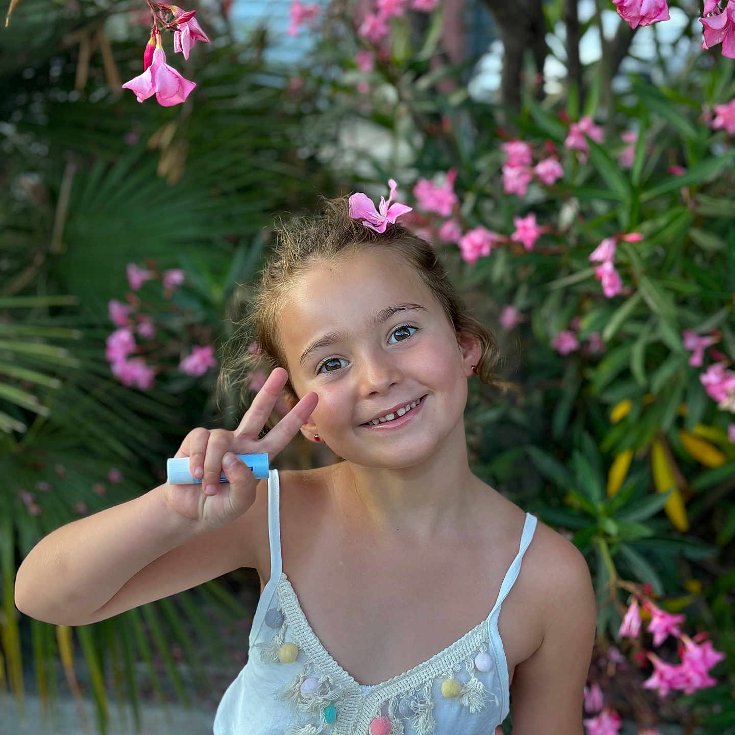Chloé a rejoint le concours — aidez-le/la à gagner de superbes lots ! bodypart, child, clothing, dress, face, female, finger, flower, geranium, girl, hand, happy, head, person, petal, photography, plant, portrait, smile, vegetation