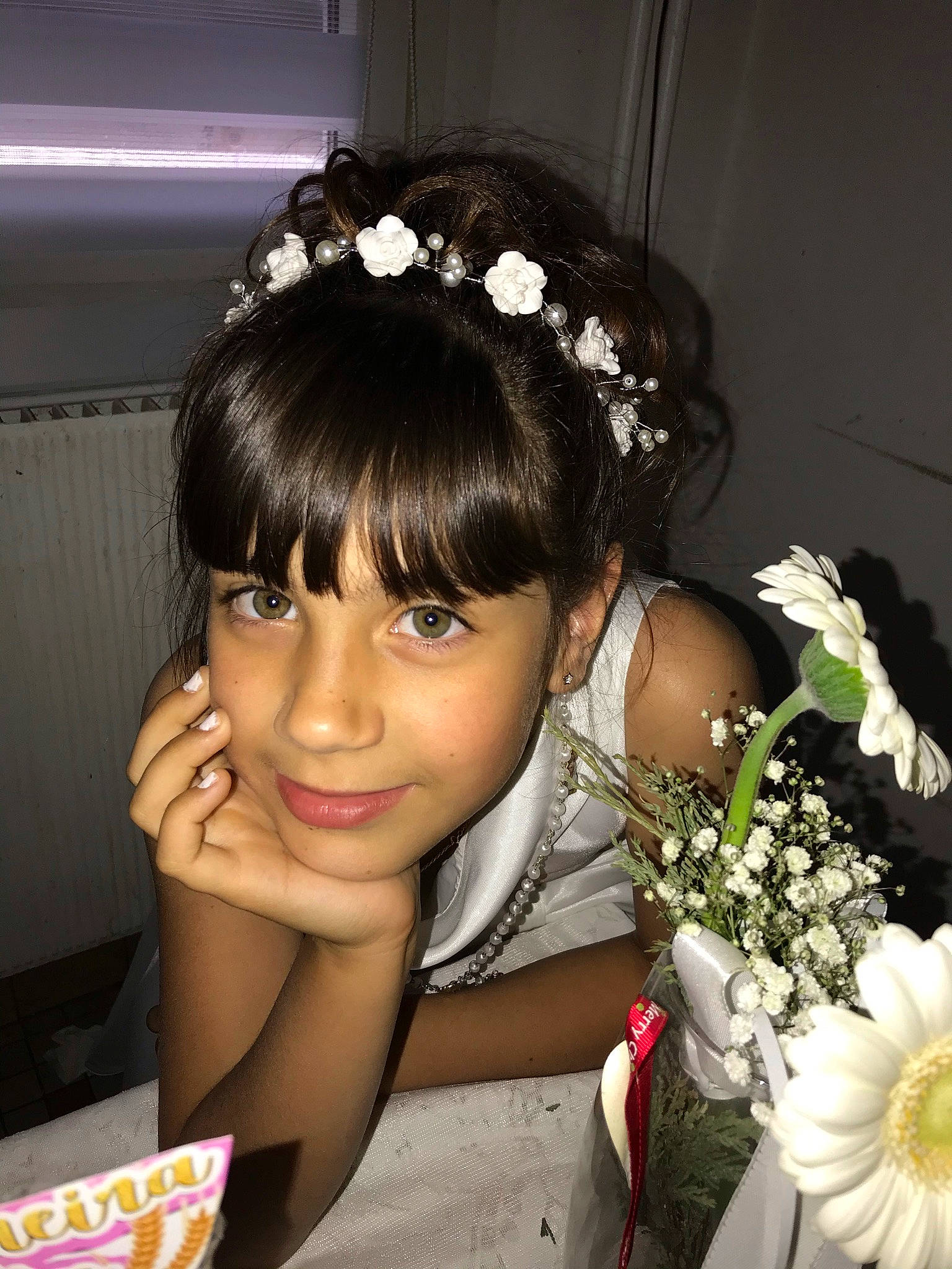 Maria Luiza participe au concours pour gagner de l'argent avec cette photo : beauty, black_hair, bridal_accessory, bridal_clothing, eyelash, face, flash_photography, flower, flower_arranging, hairstyle, happy, headpiece, iris, joy, makeover, person, petal, plant, smile, wedding_ceremony_supply