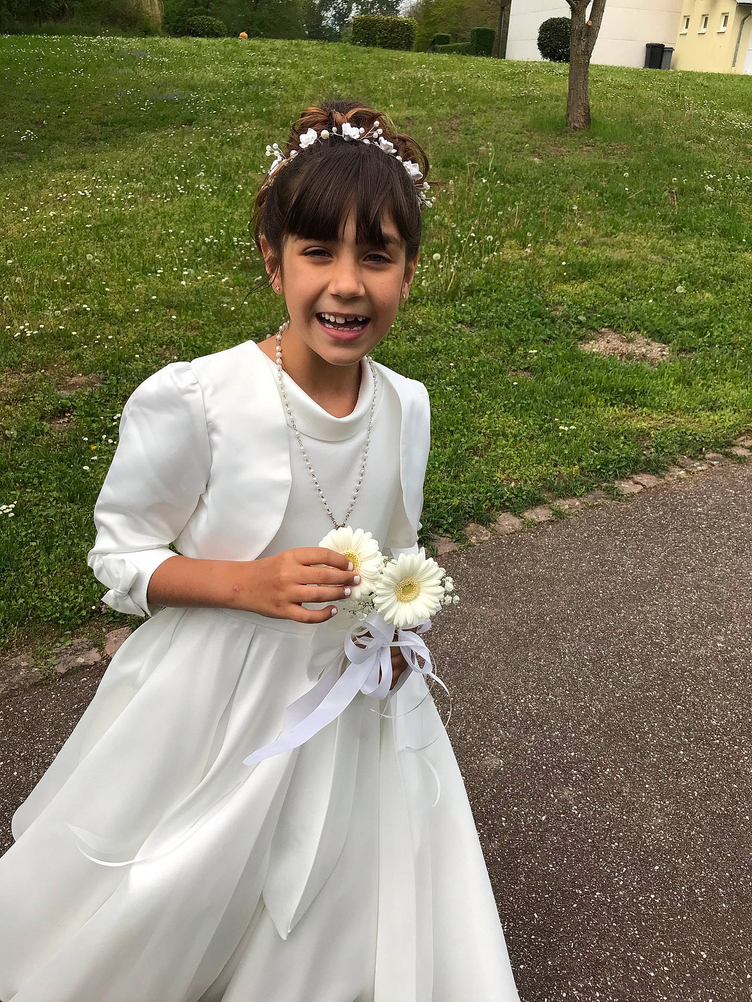 Maria Luiza a rejoint le concours — aidez-le/la à gagner de superbes lots ! botany, bridal_clothing, bridal_party_dress, bridal_veil, bride, dress, eye, flower, formal_wear, gown, grass, hairstyle, happy, joy, people_in_nature, person, petal, plant, shoulder, smile