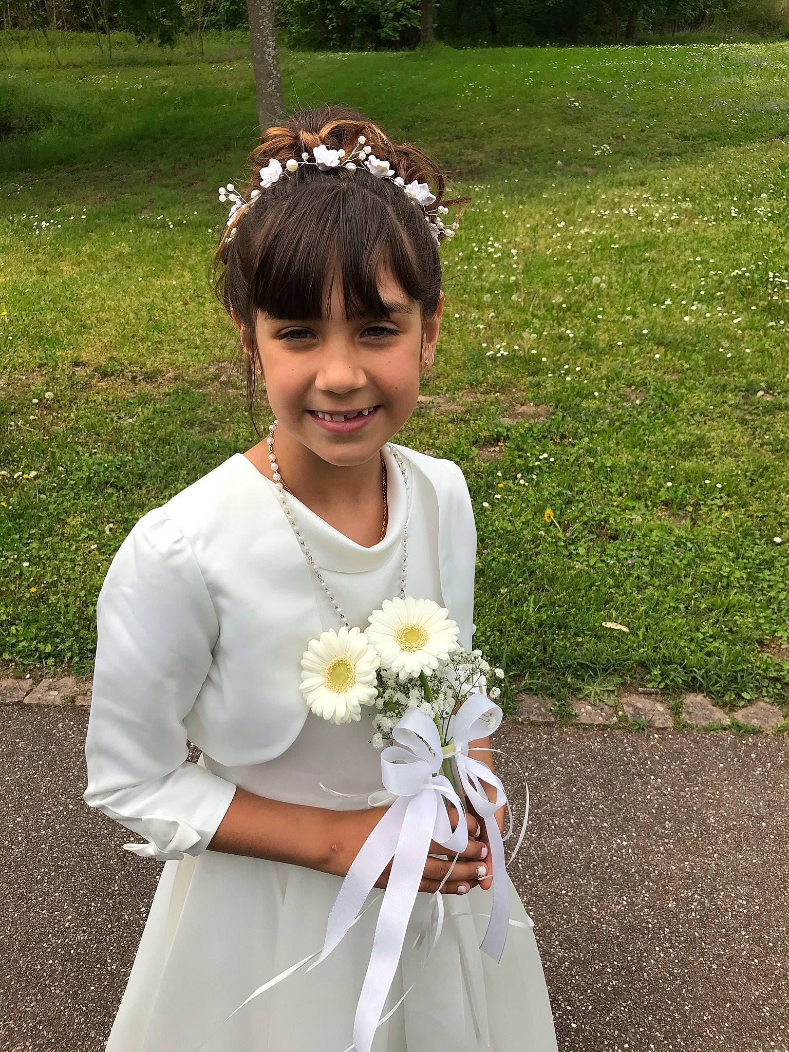 Maria Luiza a rejoint le concours — aidez-le/la à gagner de superbes lots ! bouquet, bridal_accessory, bridal_clothing, clothing, dress, flower, flower_arranging, formal_wear, gown, grass, happy, headpiece, joy, person, petal, plant, shoulder, smile, toy, tree