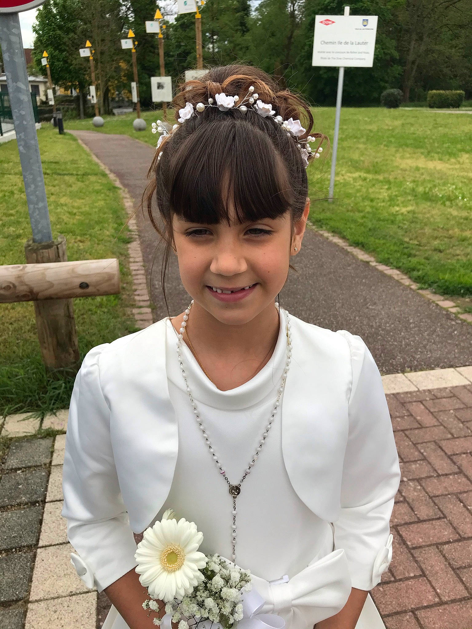 Maria Luiza a rejoint le concours — aidez-le/la à gagner de superbes lots ! botany, bridal_clothing, bride, dress, eye, flower, gown, hair, hairstyle, happy, head, headgear, joy, necklace, person, photograph, plant, shoulder, smile, tree